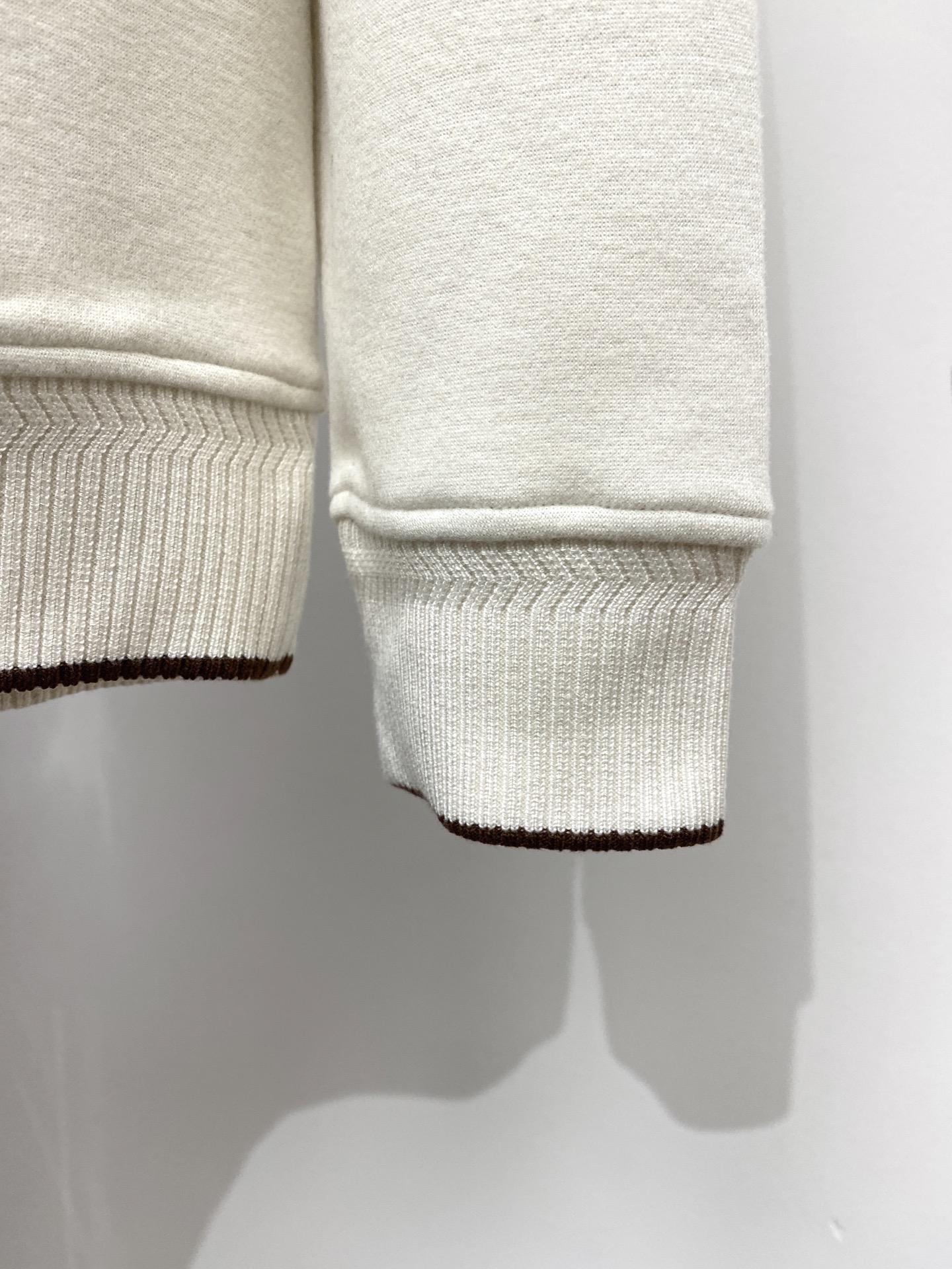 ￼ lp🆕、2025新品加厚卫衣，时尚帅气，简约百搭款，胸前精致刺绣字母logo，定制原版面料，不仅挺括