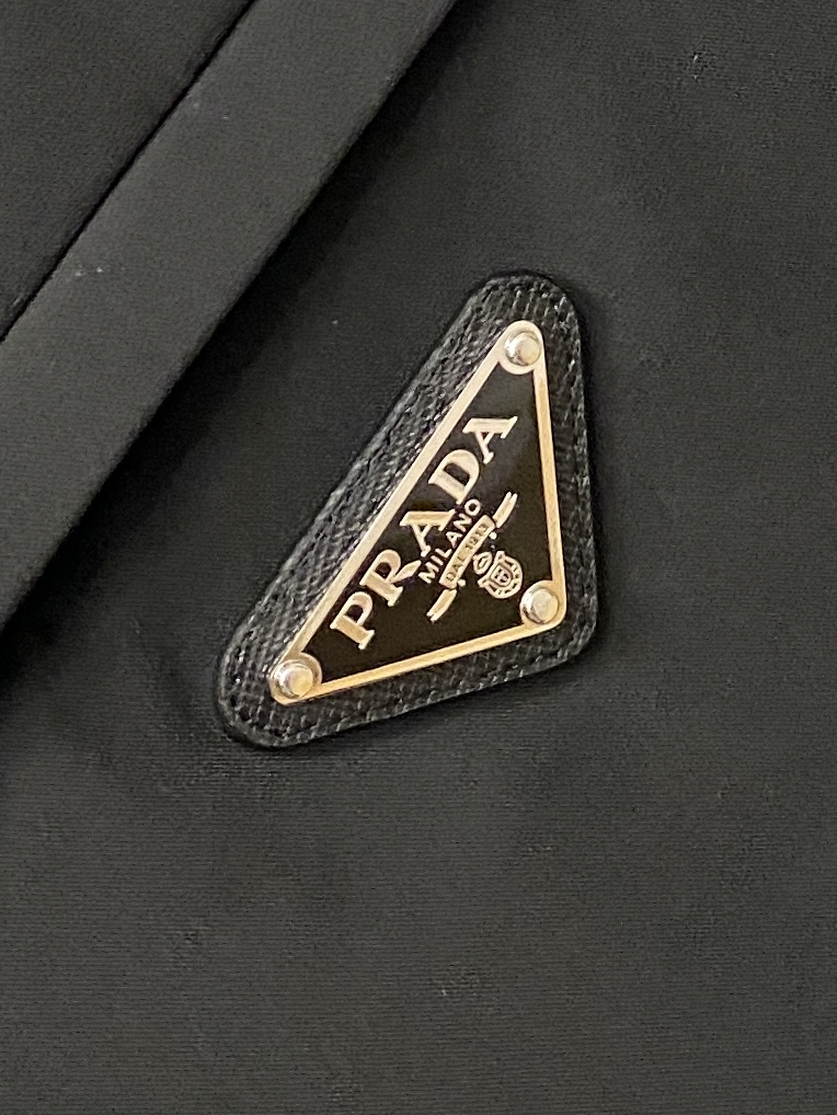 普拉达、 2025新品夹克外套，时尚帅气，简约百搭款，胸前五金装饰三角标logo，定制原版面料，不仅挺括