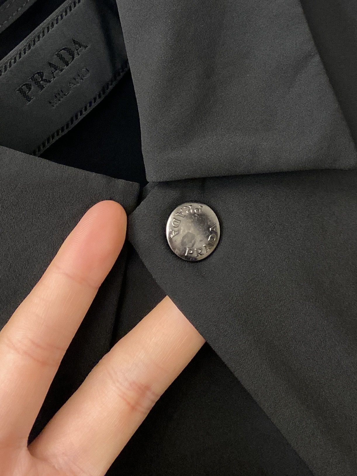普拉达、 2025新品夹克外套，时尚帅气，简约百搭款，胸前五金装饰三角标logo，定制原版面料，不仅挺括
