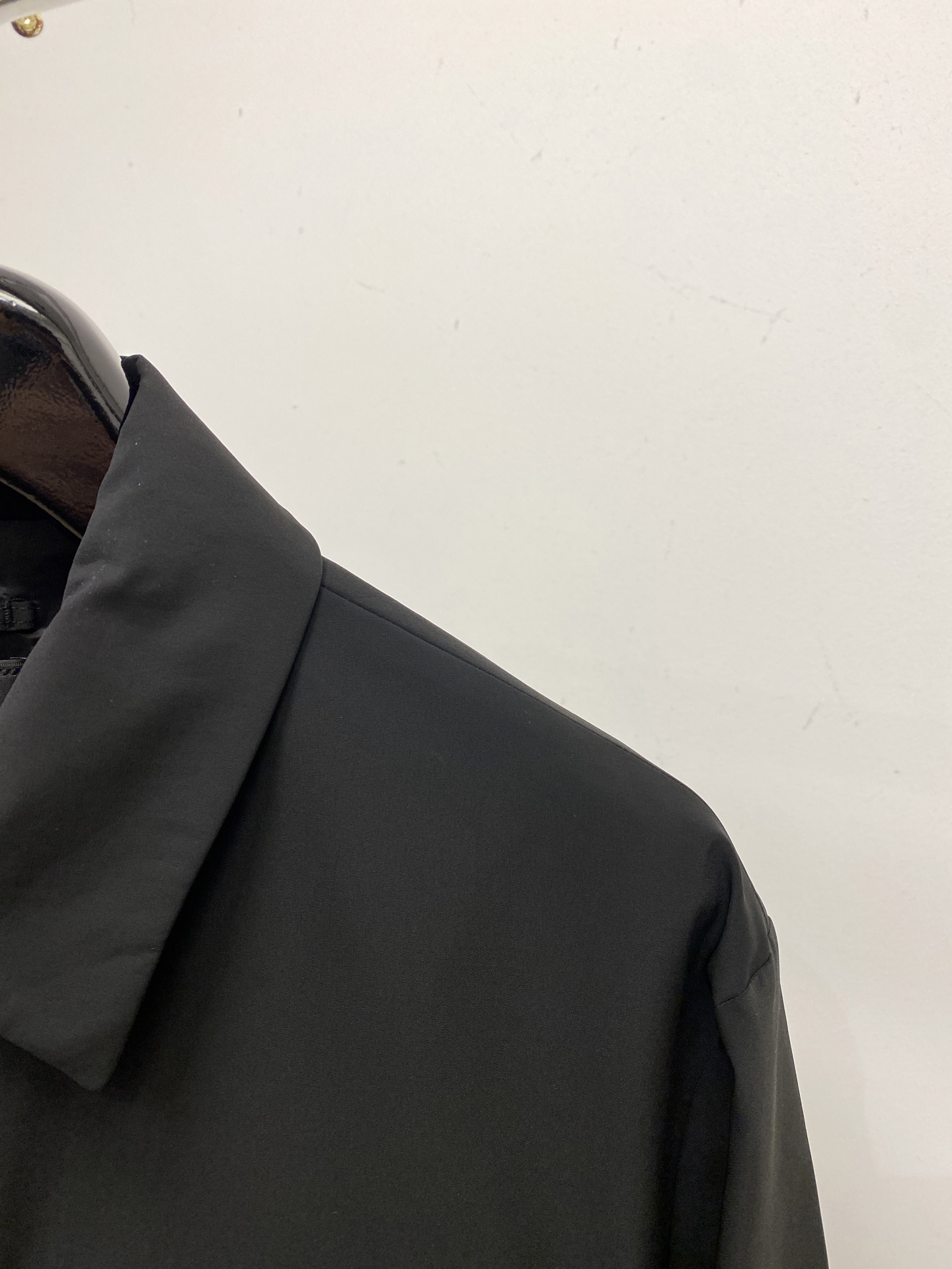 普拉达、 2025新品夹克外套，时尚帅气，简约百搭款，胸前五金装饰三角标logo，定制原版面料，不仅挺括