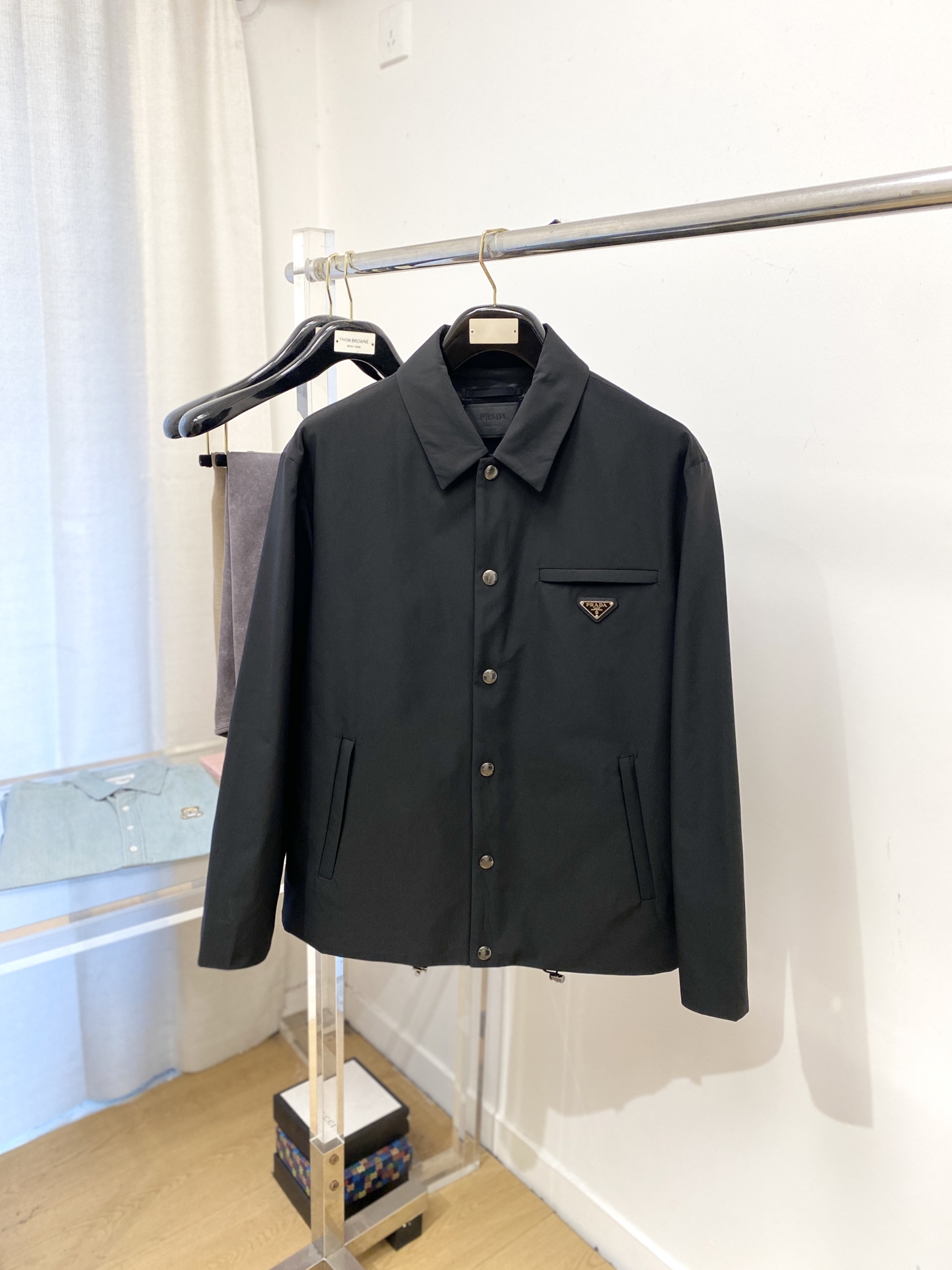 普拉达、 2025新品夹克外套，时尚帅气，简约百搭款，胸前五金装饰三角标logo，定制原版面料，不仅挺括