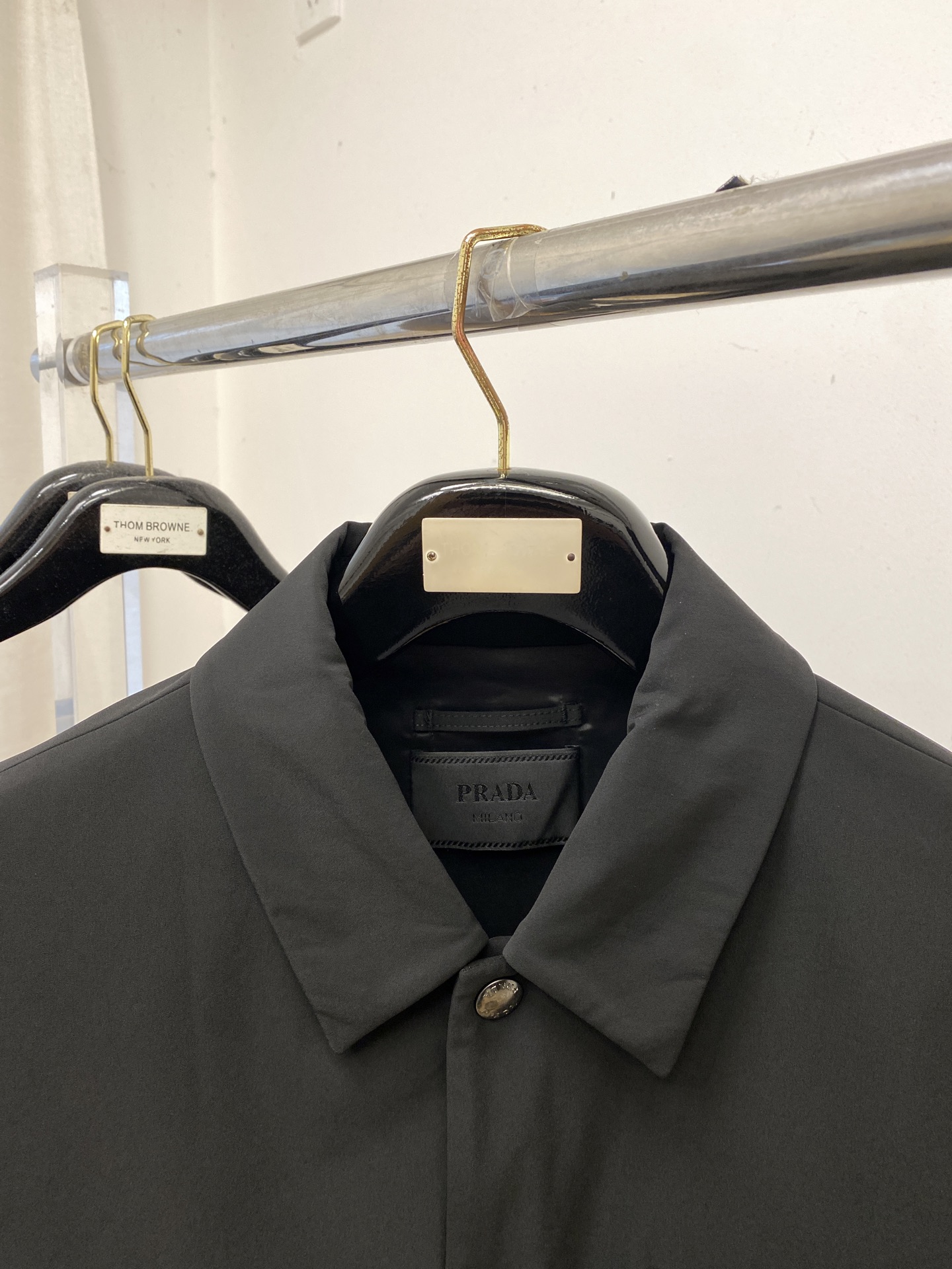 普拉达、 2025新品夹克外套，时尚帅气，简约百搭款，胸前五金装饰三角标logo，定制原版面料，不仅挺括