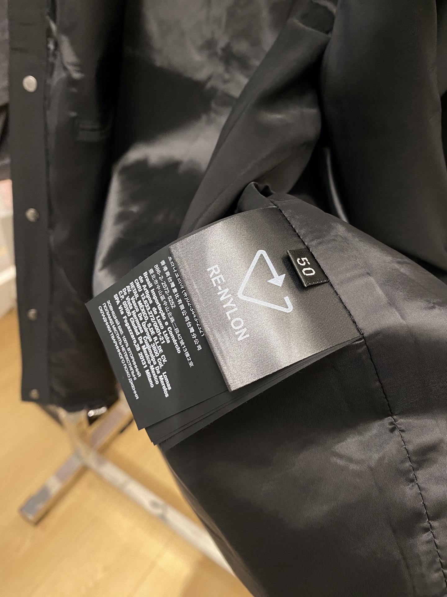 普拉达、 2025新品夹克外套，时尚帅气，简约百搭款，胸前五金装饰三角标logo，定制原版面料，不仅挺括