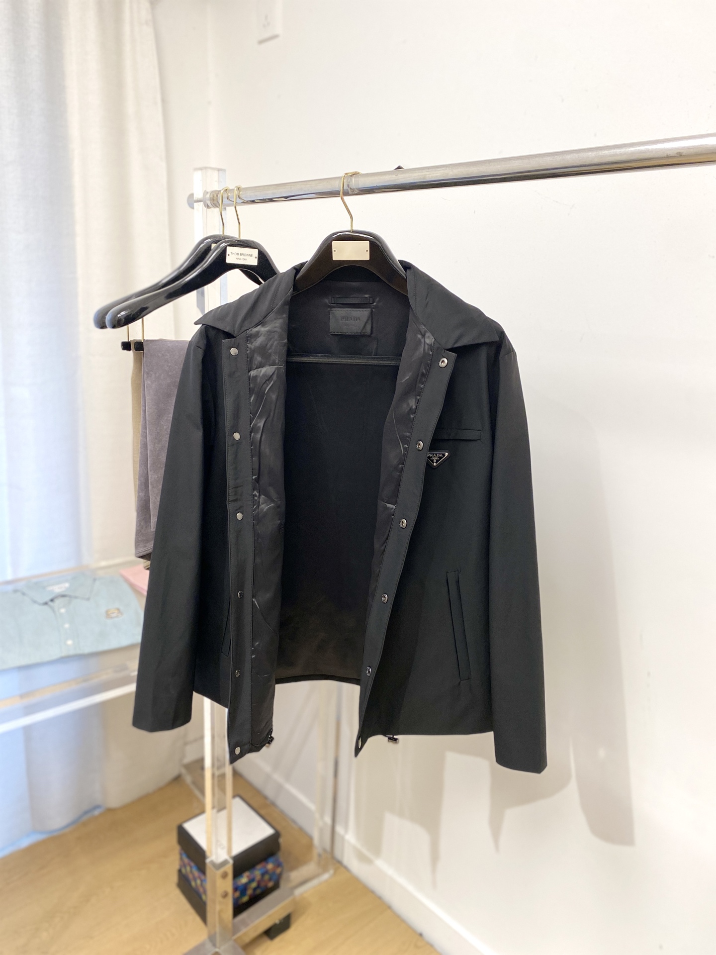 普拉达、 2025新品夹克外套，时尚帅气，简约百搭款，胸前五金装饰三角标logo，定制原版面料，不仅挺括