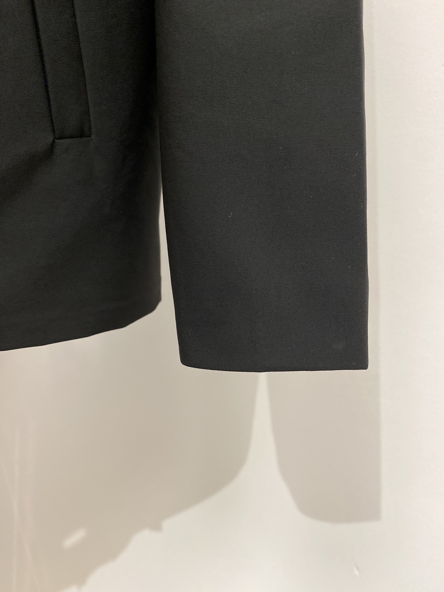 普拉达、 2025新品夹克外套，时尚帅气，简约百搭款，胸前五金装饰三角标logo，定制原版面料，不仅挺括