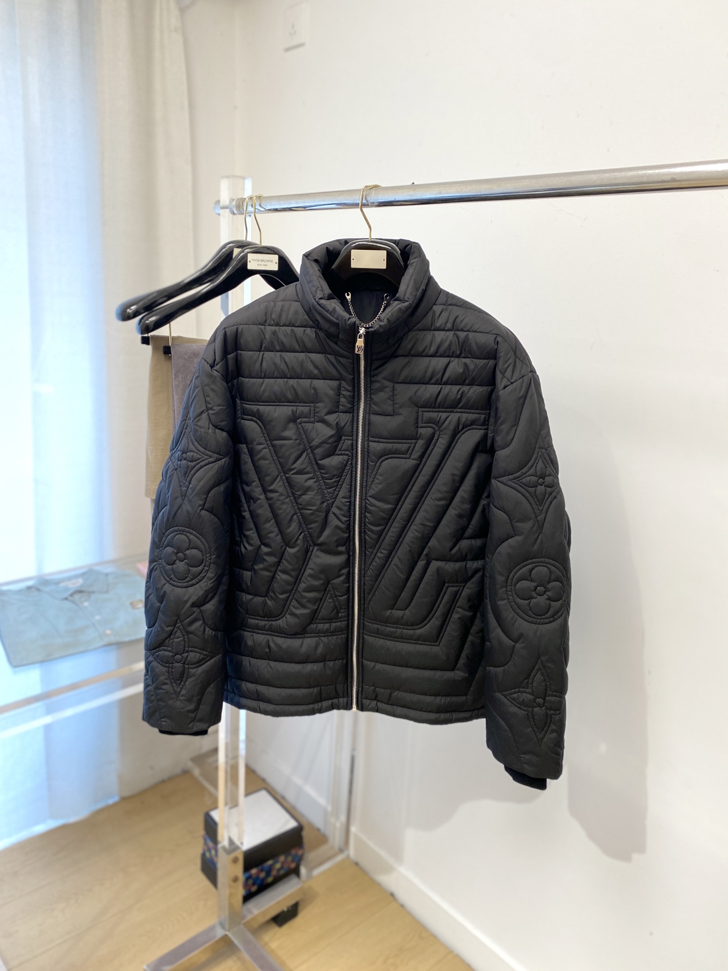 NO:597746,Louis Vuitton, 2025 new down jacket, fashionable and handsome, simple and versatile, original hardware logo, customized original fabric, not only crisp and keeping the trendy silhouette, but also comfortable to wear, the yarn is more delicate, size M-3XL,, louis vuitton, jackets & coats, down jacket, alexander wang19860909路易威登、2025新品羽绒服外套,时尚帅气,简约百搭款,原版五金辅料logo,定制原版面料,不仅挺括,保持潮流的廓形,又穿着舒适,纱织更细腻,码数M-3XL,,louis vuitton,jackets & coats,down jacket,alexander wang,Men's clothing