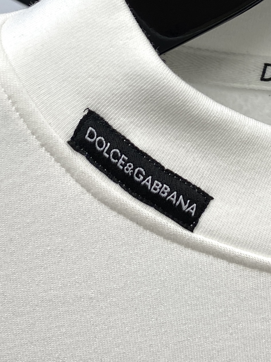 DG、2025新品长袖卫衣，帅气时尚，胸前五金装饰字母logo，简约百搭款。面料棉 不仅挺括，保持潮流的