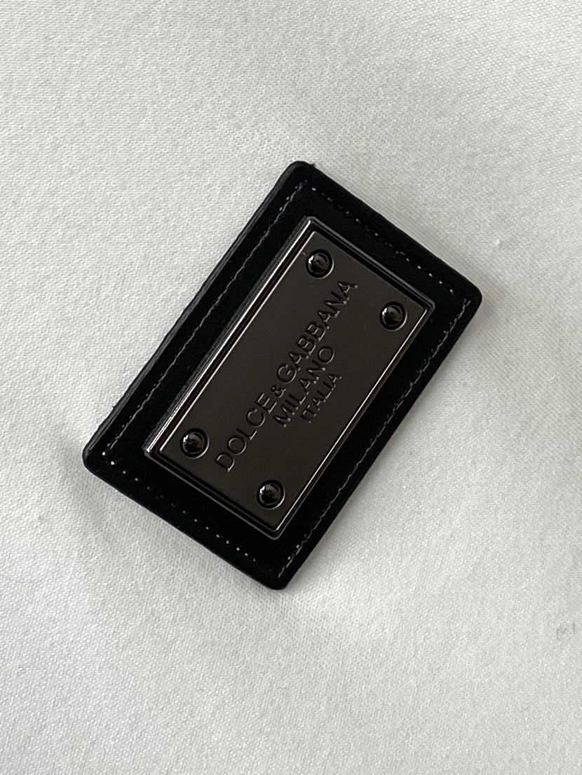 DG、2025新品长袖卫衣，帅气时尚，胸前五金装饰字母logo，简约百搭款。面料棉 不仅挺括，保持潮流的