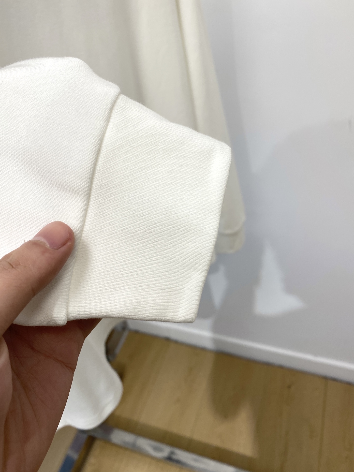 DG、2025新品长袖卫衣，帅气时尚，胸前五金装饰字母logo，简约百搭款。面料棉 不仅挺括，保持潮流的