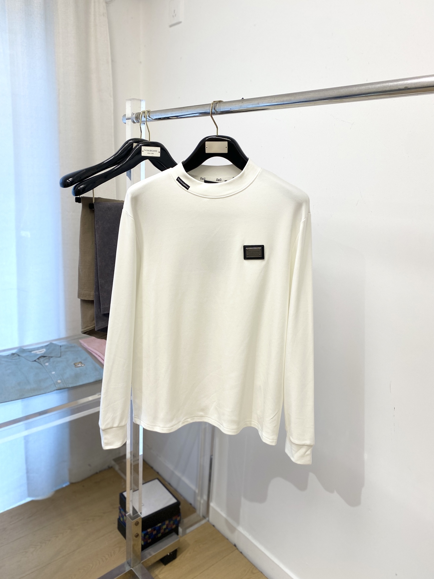 DG、2025新品长袖卫衣，帅气时尚，胸前五金装饰字母logo，简约百搭款。面料棉 不仅挺括，保持潮流的