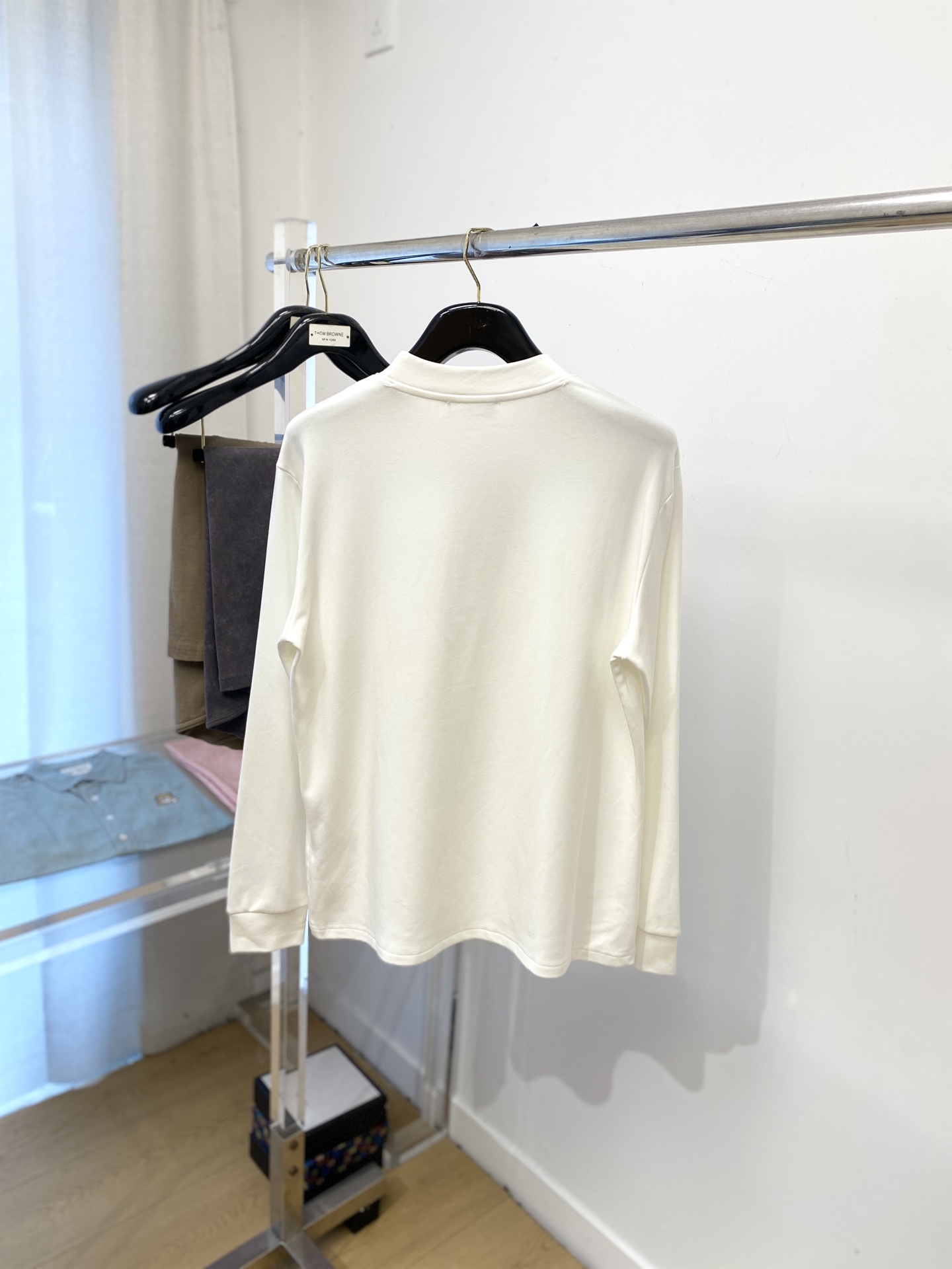 DG、2025新品长袖卫衣，帅气时尚，胸前五金装饰字母logo，简约百搭款。面料棉 不仅挺括，保持潮流的