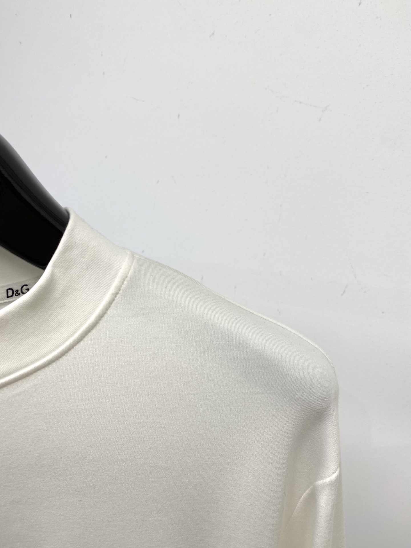 DG、2025新品长袖卫衣，帅气时尚，胸前五金装饰字母logo，简约百搭款。面料棉 不仅挺括，保持潮流的