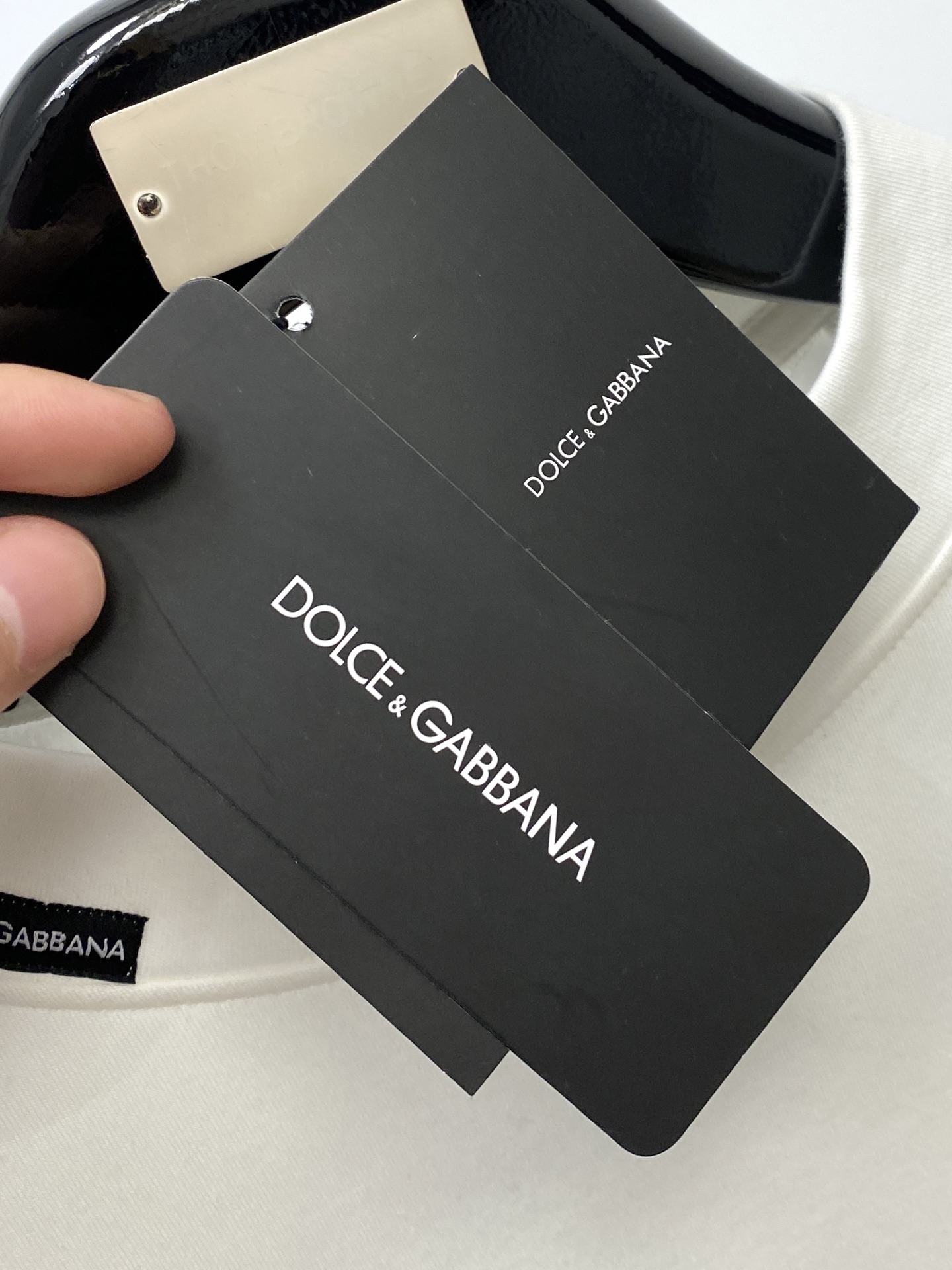 DG、2025新品长袖卫衣，帅气时尚，胸前五金装饰字母logo，简约百搭款。面料棉 不仅挺括，保持潮流的