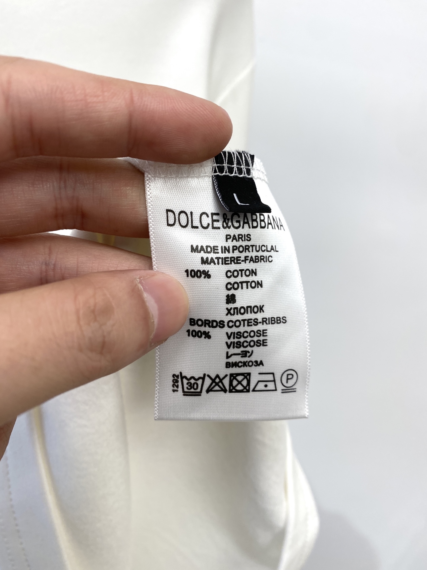 DG、2025新品长袖卫衣，帅气时尚，胸前五金装饰字母logo，简约百搭款。面料棉 不仅挺括，保持潮流的