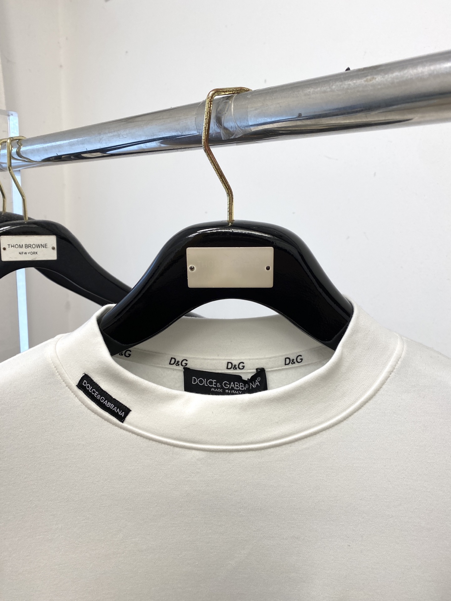 DG、2025新品长袖卫衣，帅气时尚，胸前五金装饰字母logo，简约百搭款。面料棉 不仅挺括，保持潮流的