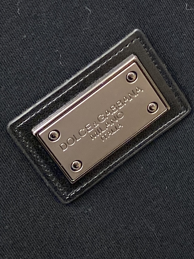 DG、2025新品长袖卫衣，帅气时尚，胸前五金装饰字母logo，简约百搭款。面料棉 不仅挺括，保持潮流的