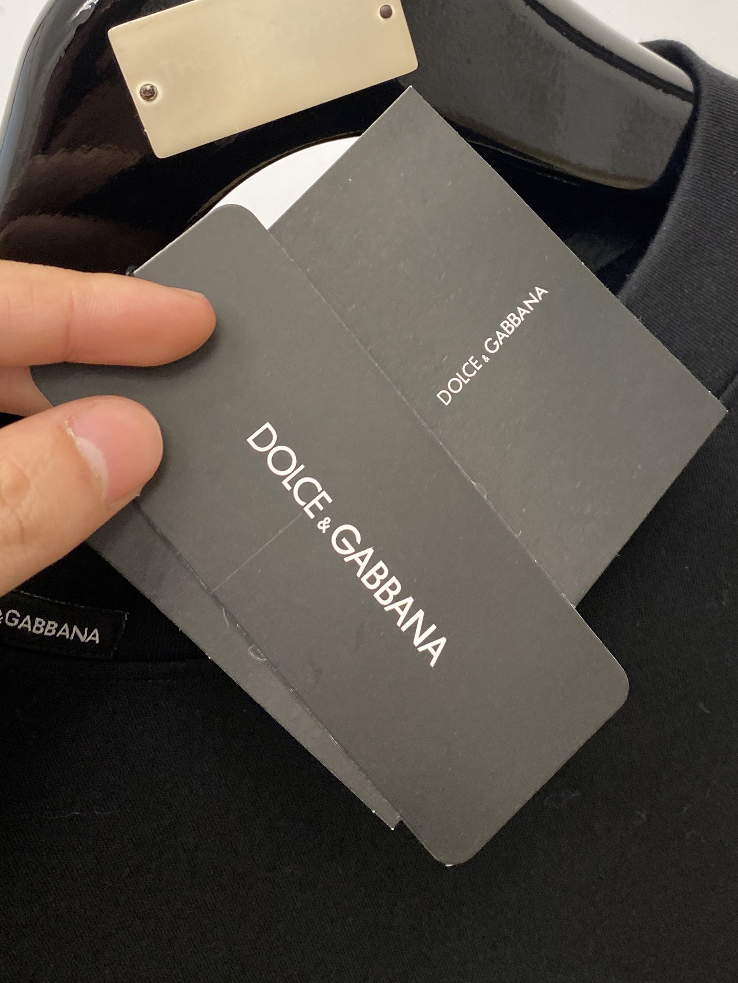 DG、2025新品长袖卫衣，帅气时尚，胸前五金装饰字母logo，简约百搭款。面料棉 不仅挺括，保持潮流的