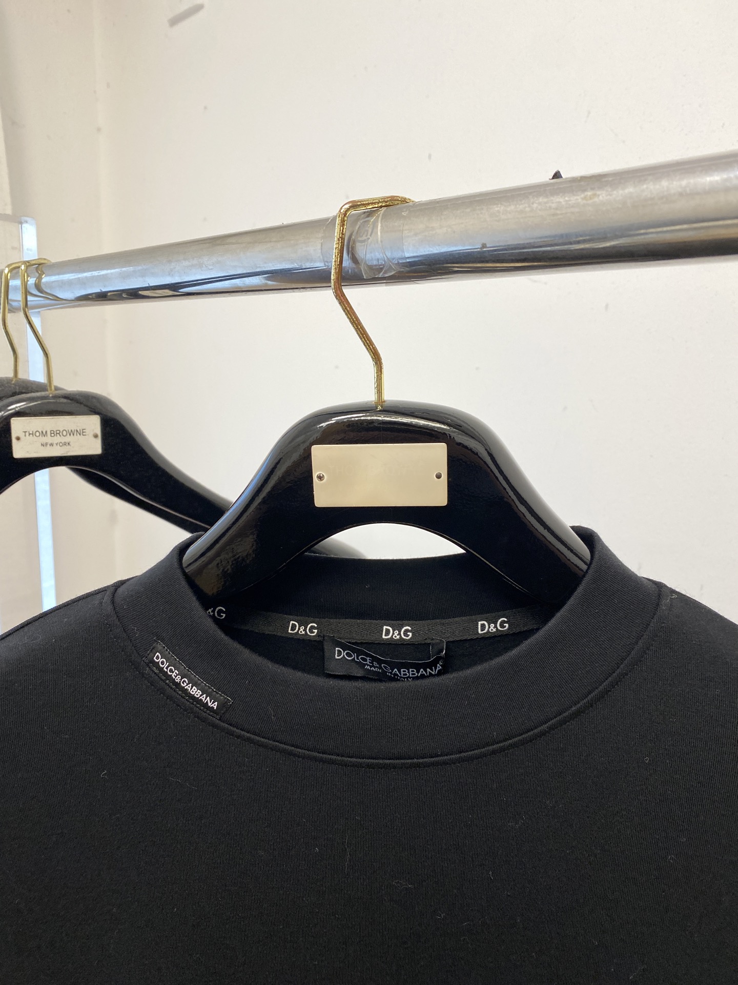 DG、2025新品长袖卫衣，帅气时尚，胸前五金装饰字母logo，简约百搭款。面料棉 不仅挺括，保持潮流的