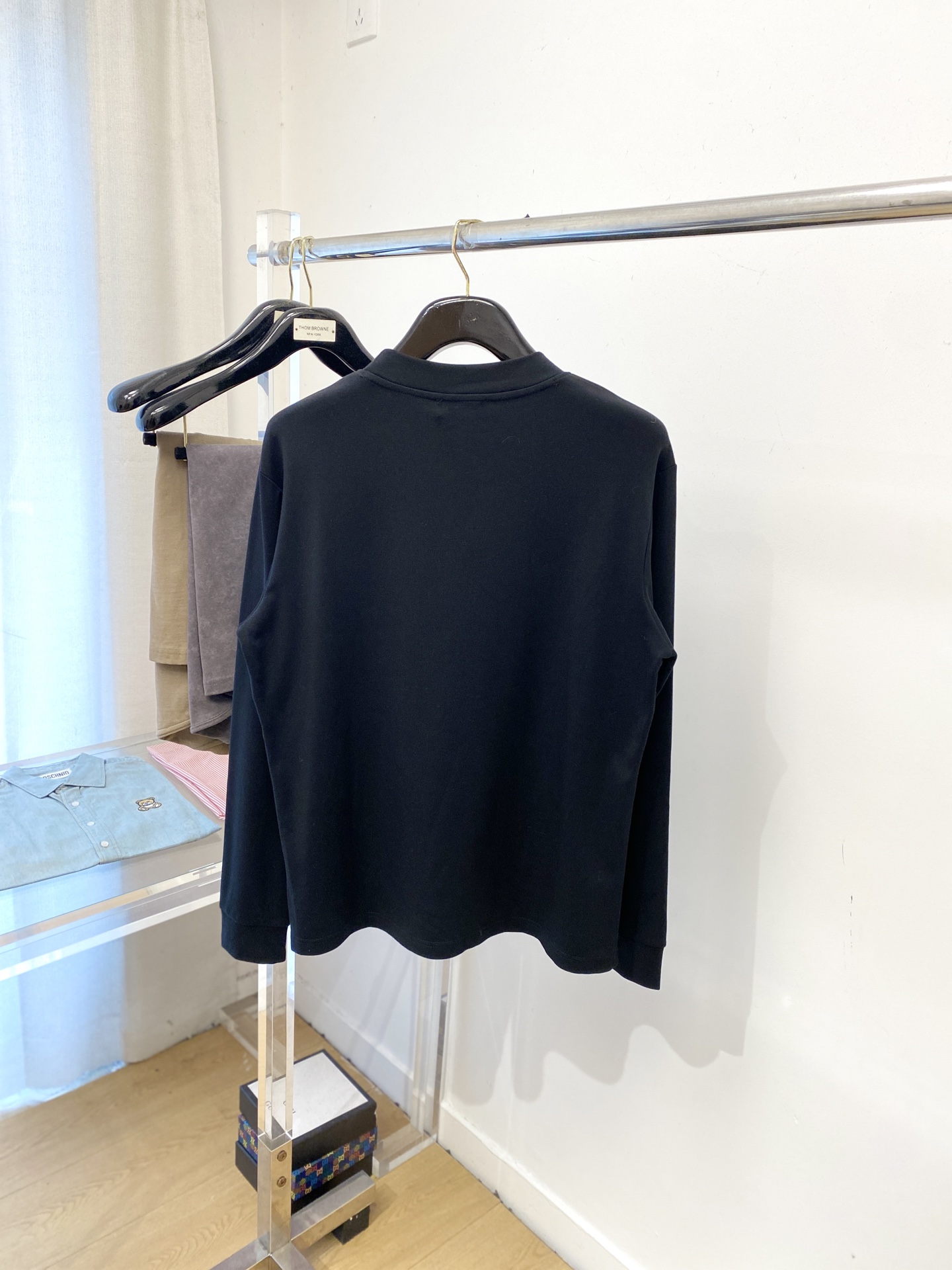 DG、2025新品长袖卫衣，帅气时尚，胸前五金装饰字母logo，简约百搭款。面料棉 不仅挺括，保持潮流的