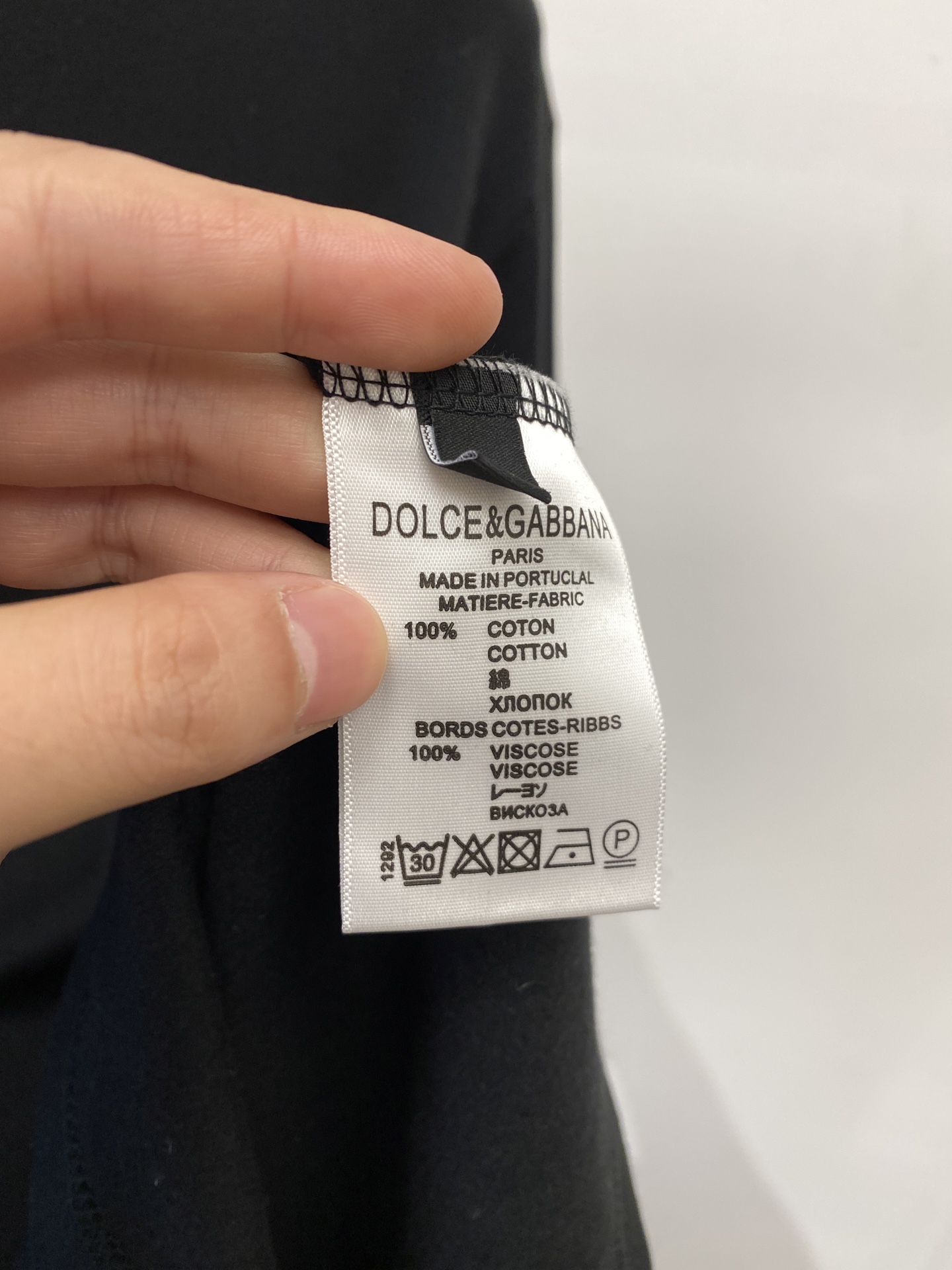 DG、2025新品长袖卫衣，帅气时尚，胸前五金装饰字母logo，简约百搭款。面料棉 不仅挺括，保持潮流的