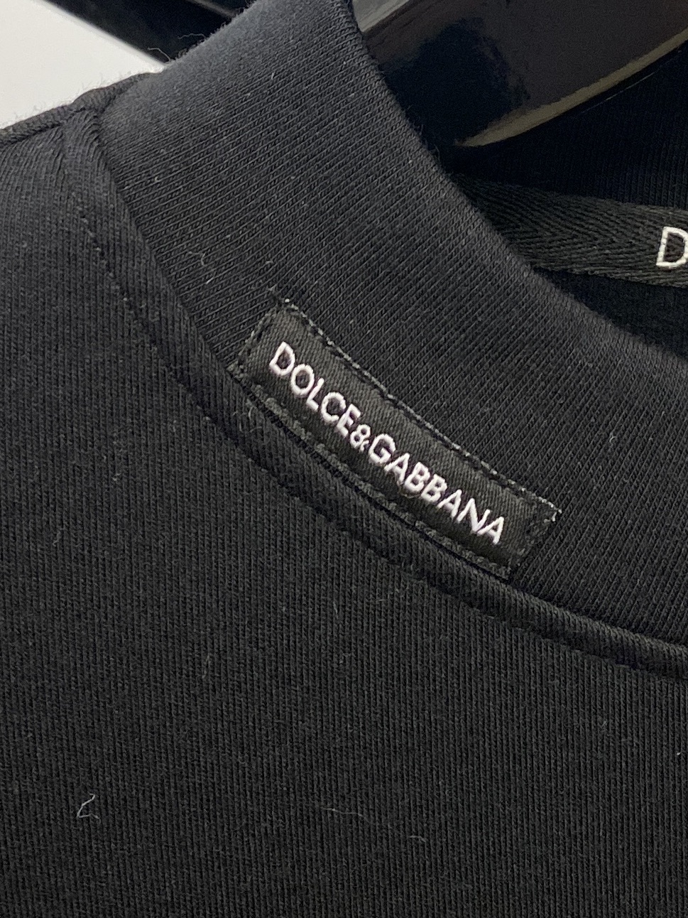 DG、2025新品长袖卫衣，帅气时尚，胸前五金装饰字母logo，简约百搭款。面料棉 不仅挺括，保持潮流的