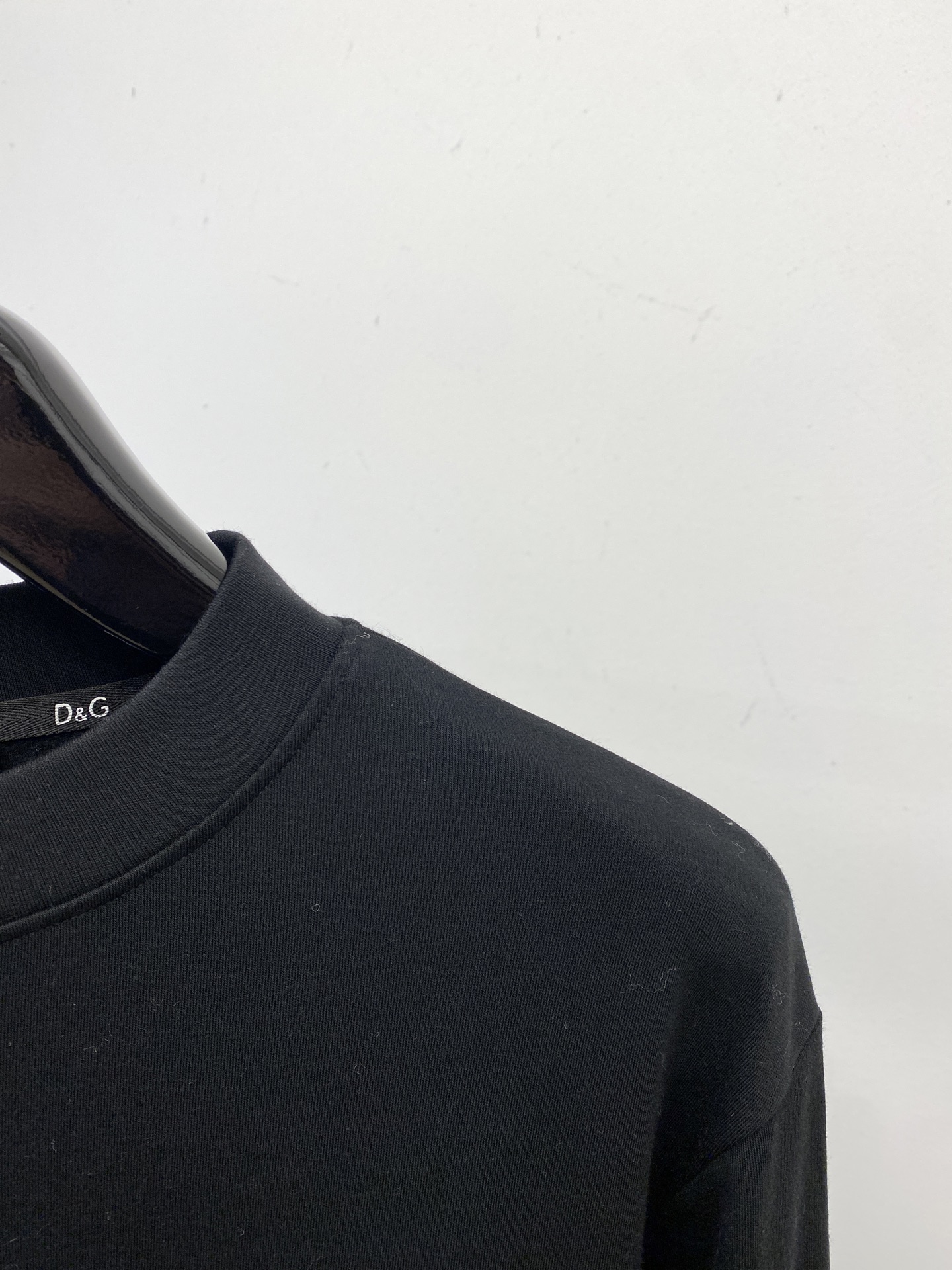 DG、2025新品长袖卫衣，帅气时尚，胸前五金装饰字母logo，简约百搭款。面料棉 不仅挺括，保持潮流的