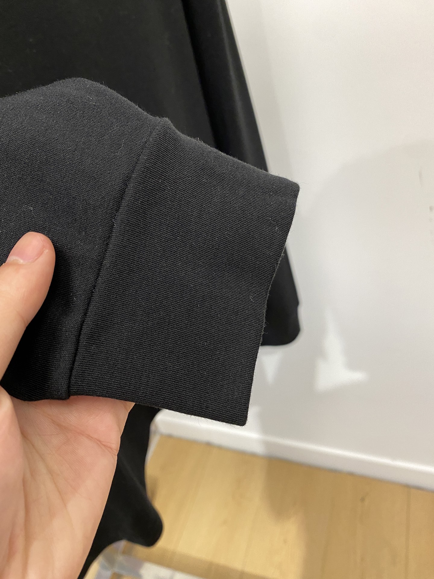 DG、2025新品长袖卫衣，帅气时尚，胸前五金装饰字母logo，简约百搭款。面料棉 不仅挺括，保持潮流的