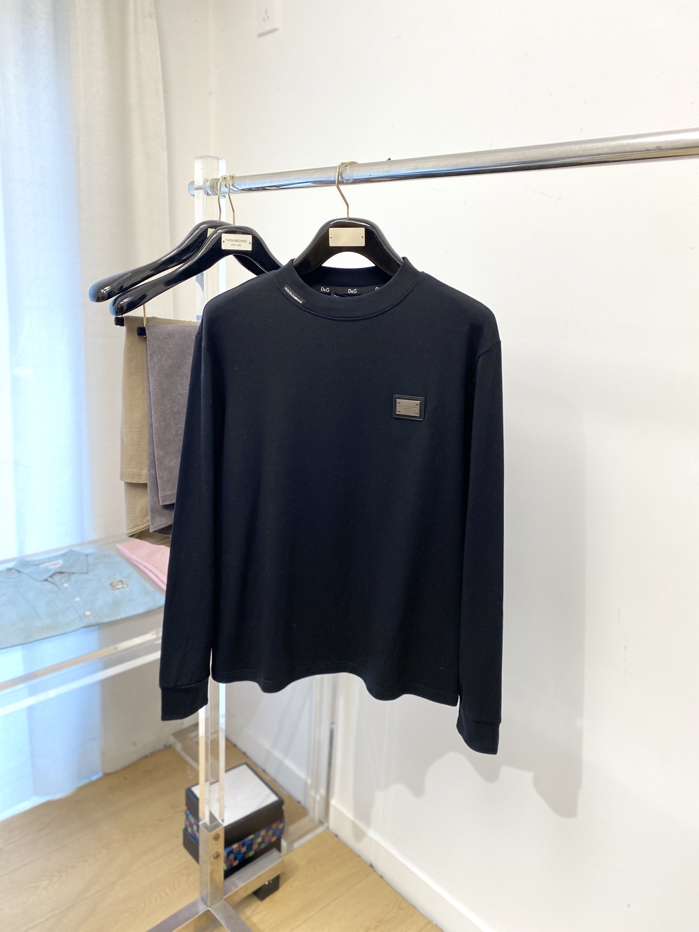 DG、2025新品长袖卫衣，帅气时尚，胸前五金装饰字母logo，简约百搭款。面料棉 不仅挺括，保持潮流的