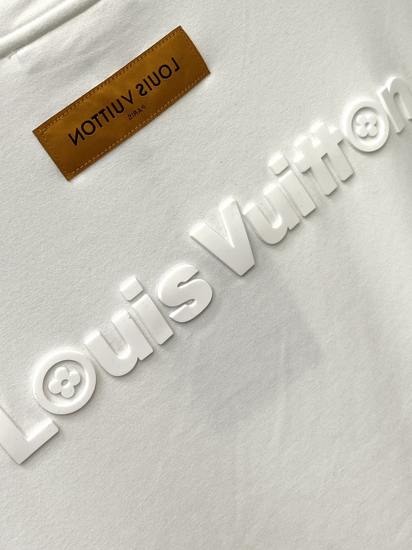 路易威登、2025新品长袖卫衣，帅气时尚，胸口顶级印胶字母logo，简约百搭款。面料棉 不仅挺括，保持潮