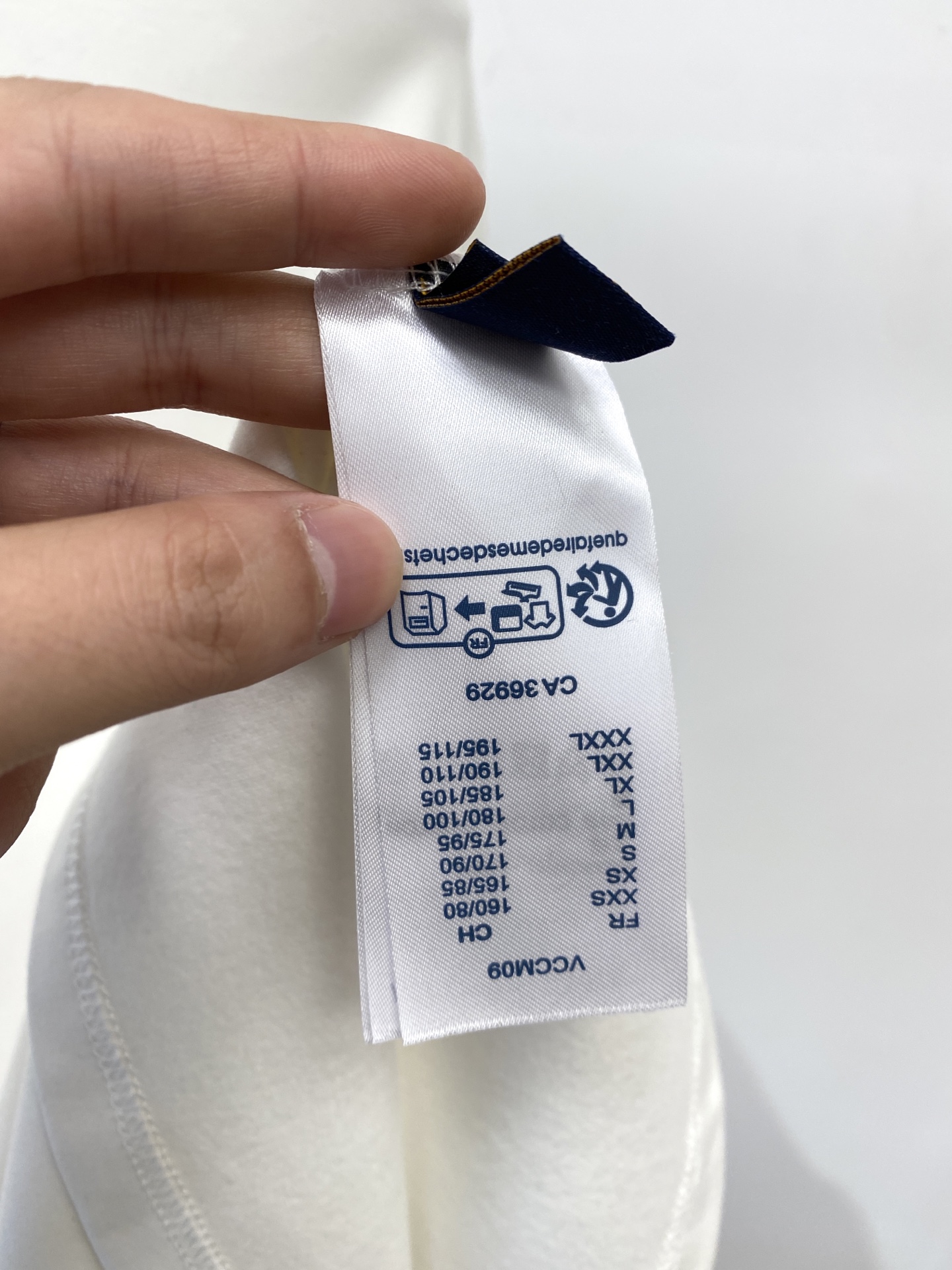 路易威登、2025新品长袖卫衣，帅气时尚，胸口顶级印胶字母logo，简约百搭款。面料棉 不仅挺括，保持潮