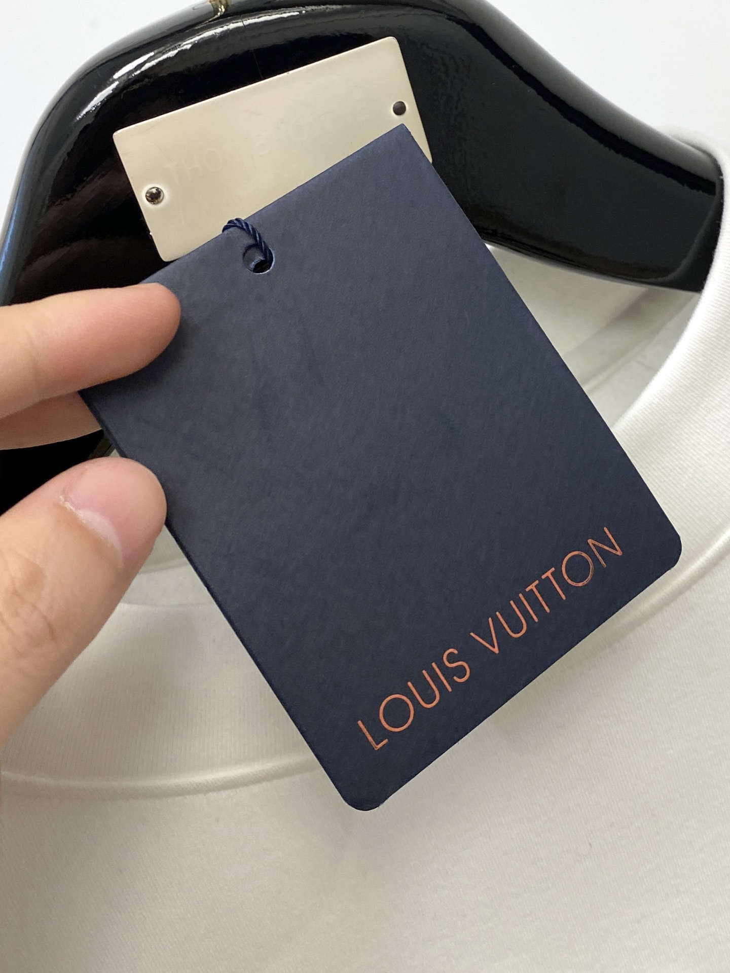 路易威登、2025新品长袖卫衣，帅气时尚，胸口顶级印胶字母logo，简约百搭款。面料棉 不仅挺括，保持潮