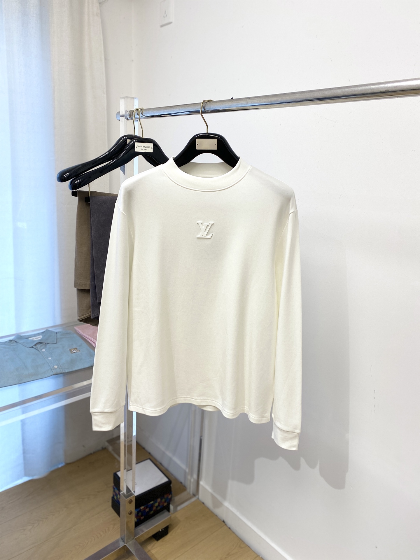 路易威登、2025新品长袖卫衣，帅气时尚，胸口顶级印胶字母logo，简约百搭款。面料棉 不仅挺括，保持潮