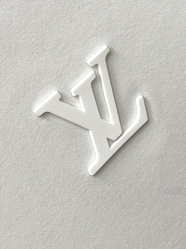 路易威登、2025新品长袖卫衣，帅气时尚，胸口顶级印胶字母logo，简约百搭款。面料棉 不仅挺括，保持潮