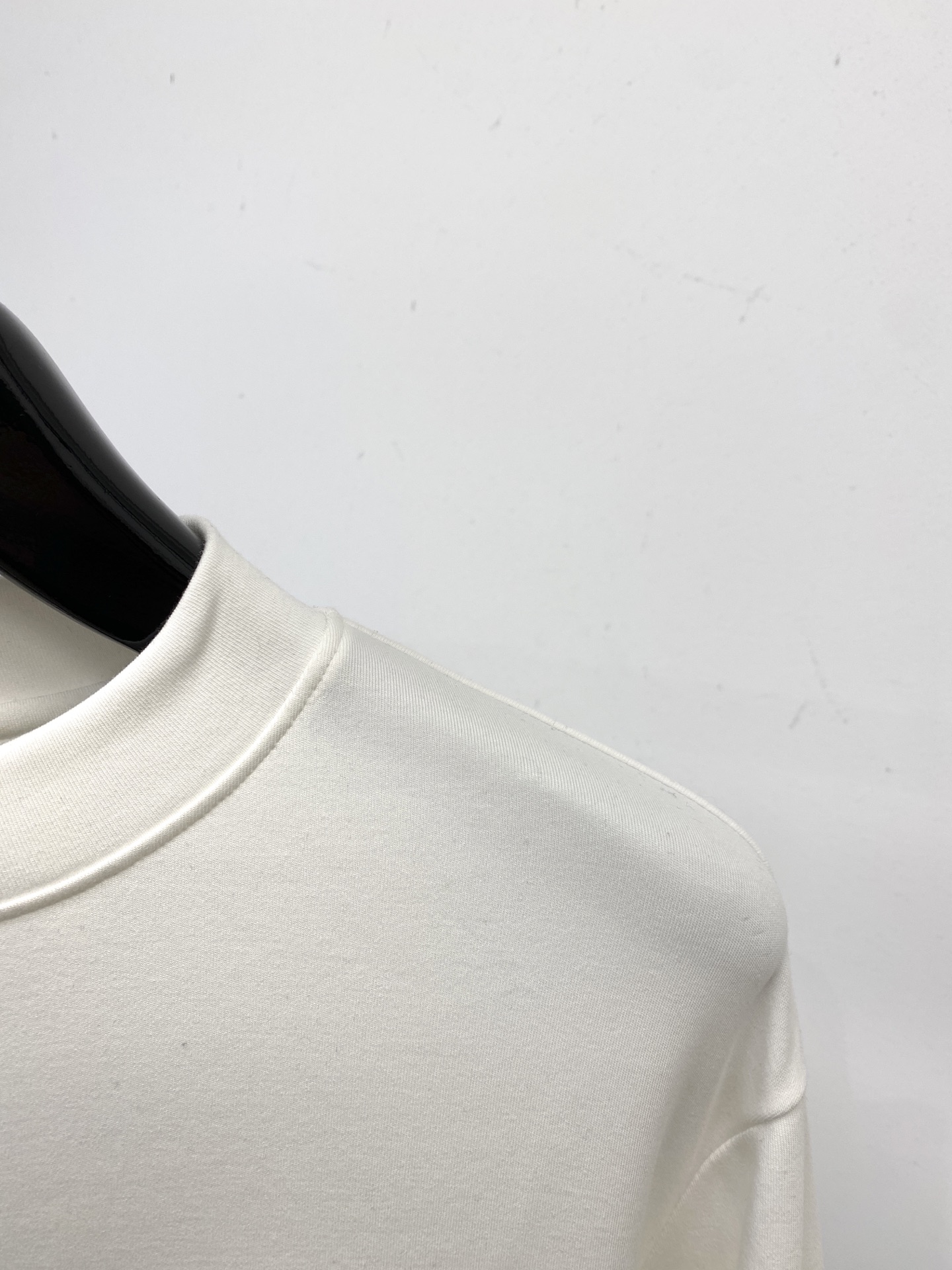 路易威登、2025新品长袖卫衣，帅气时尚，胸口顶级印胶字母logo，简约百搭款。面料棉 不仅挺括，保持潮