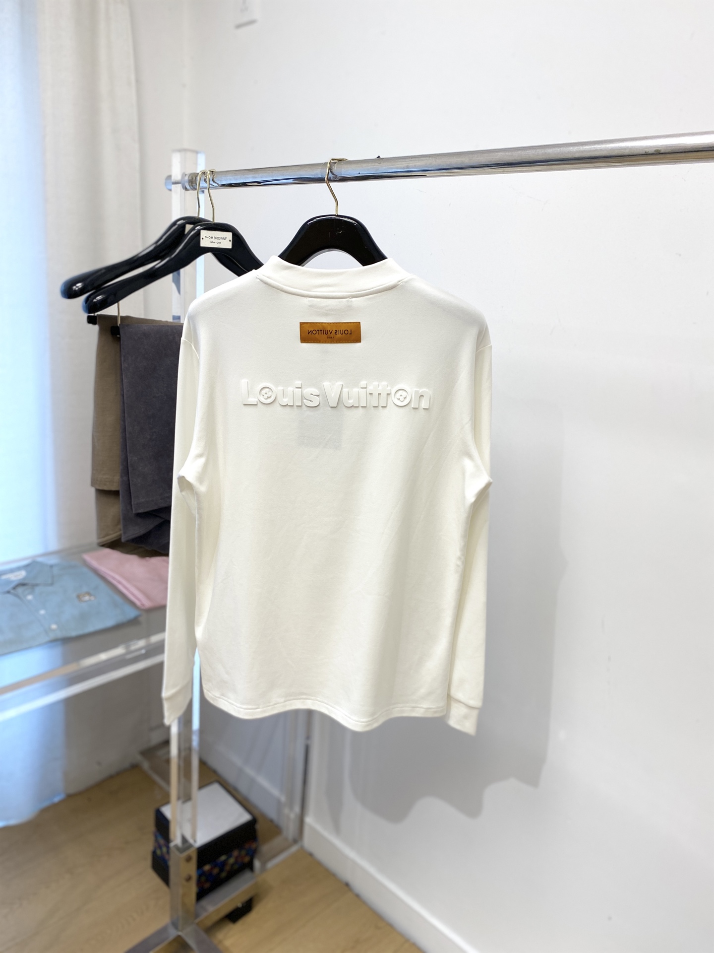 路易威登、2025新品长袖卫衣，帅气时尚，胸口顶级印胶字母logo，简约百搭款。面料棉 不仅挺括，保持潮