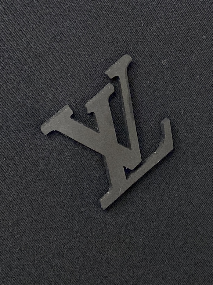 路易威登、2025新品长袖卫衣，帅气时尚，胸口顶级印胶字母logo，简约百搭款。面料棉 不仅挺括，保持潮