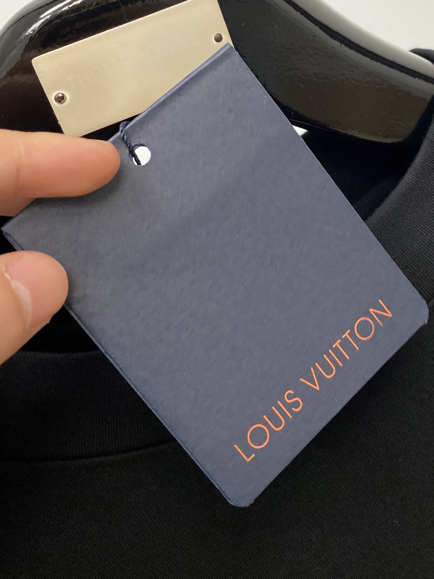 路易威登、2025新品长袖卫衣，帅气时尚，胸口顶级印胶字母logo，简约百搭款。面料棉 不仅挺括，保持潮