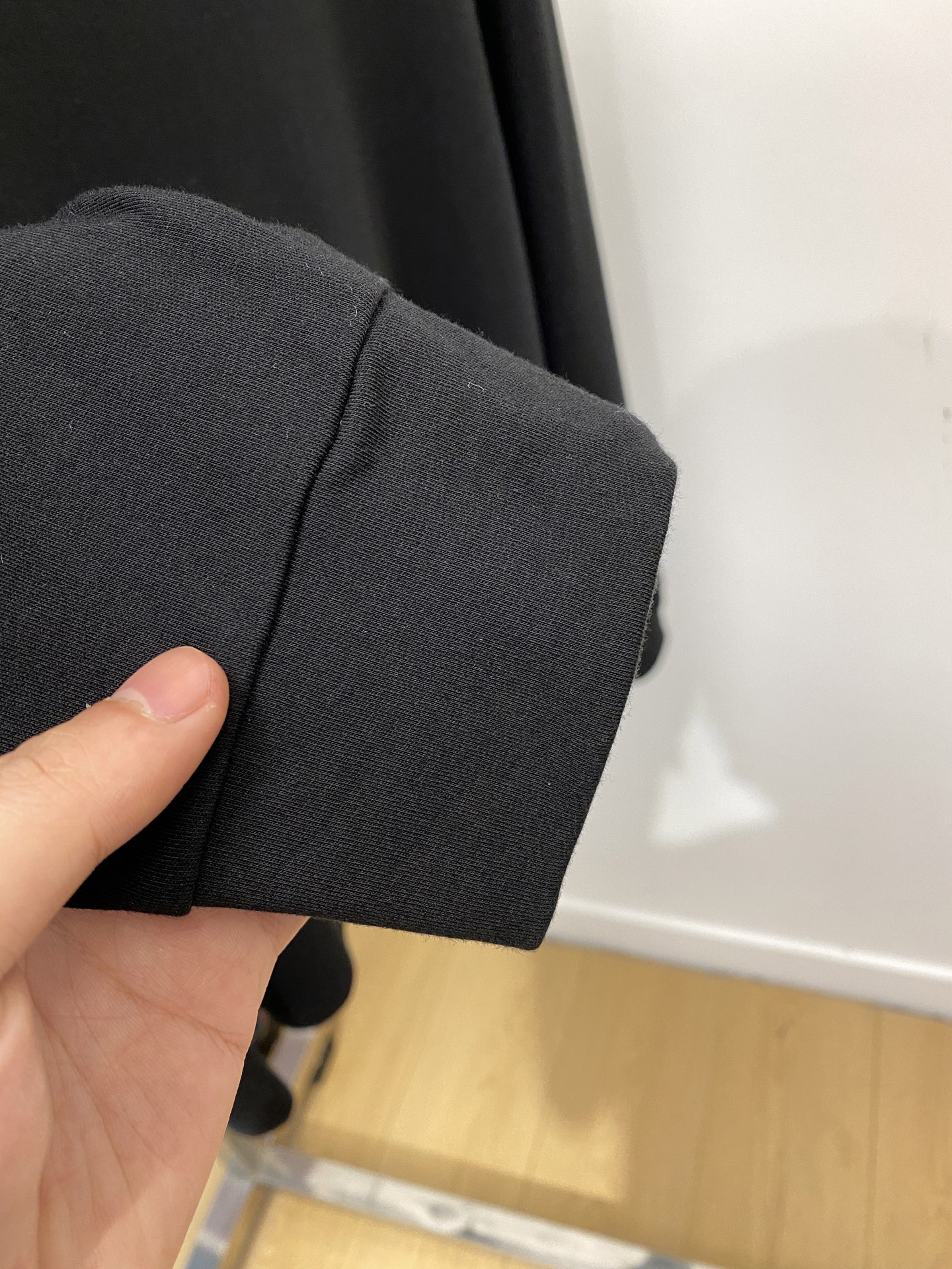 路易威登、2025新品长袖卫衣，帅气时尚，胸口顶级印胶字母logo，简约百搭款。面料棉 不仅挺括，保持潮