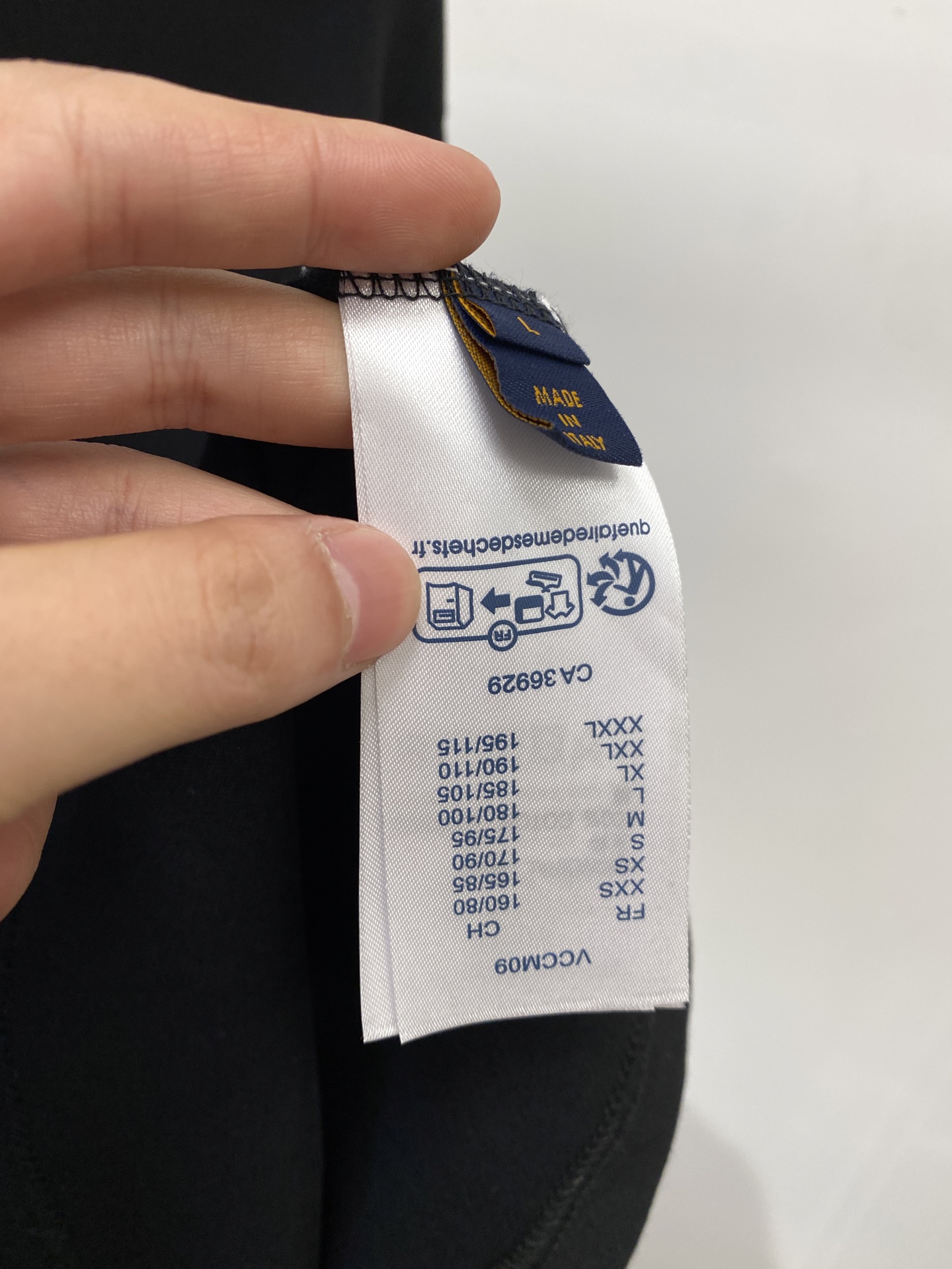 路易威登、2025新品长袖卫衣，帅气时尚，胸口顶级印胶字母logo，简约百搭款。面料棉 不仅挺括，保持潮