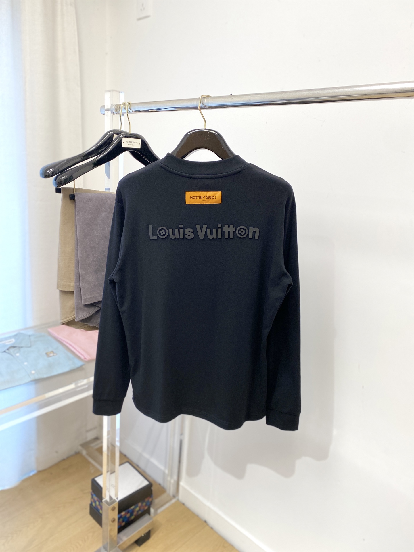 路易威登、2025新品长袖卫衣，帅气时尚，胸口顶级印胶字母logo，简约百搭款。面料棉 不仅挺括，保持潮