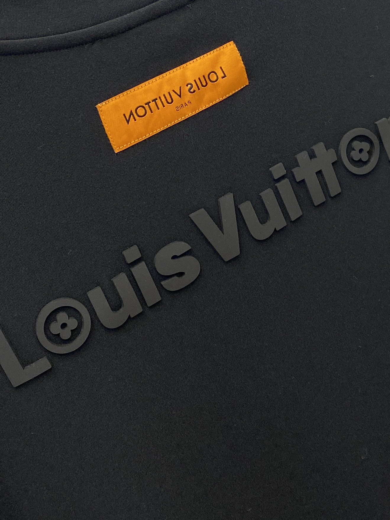 路易威登、2025新品长袖卫衣，帅气时尚，胸口顶级印胶字母logo，简约百搭款。面料棉 不仅挺括，保持潮