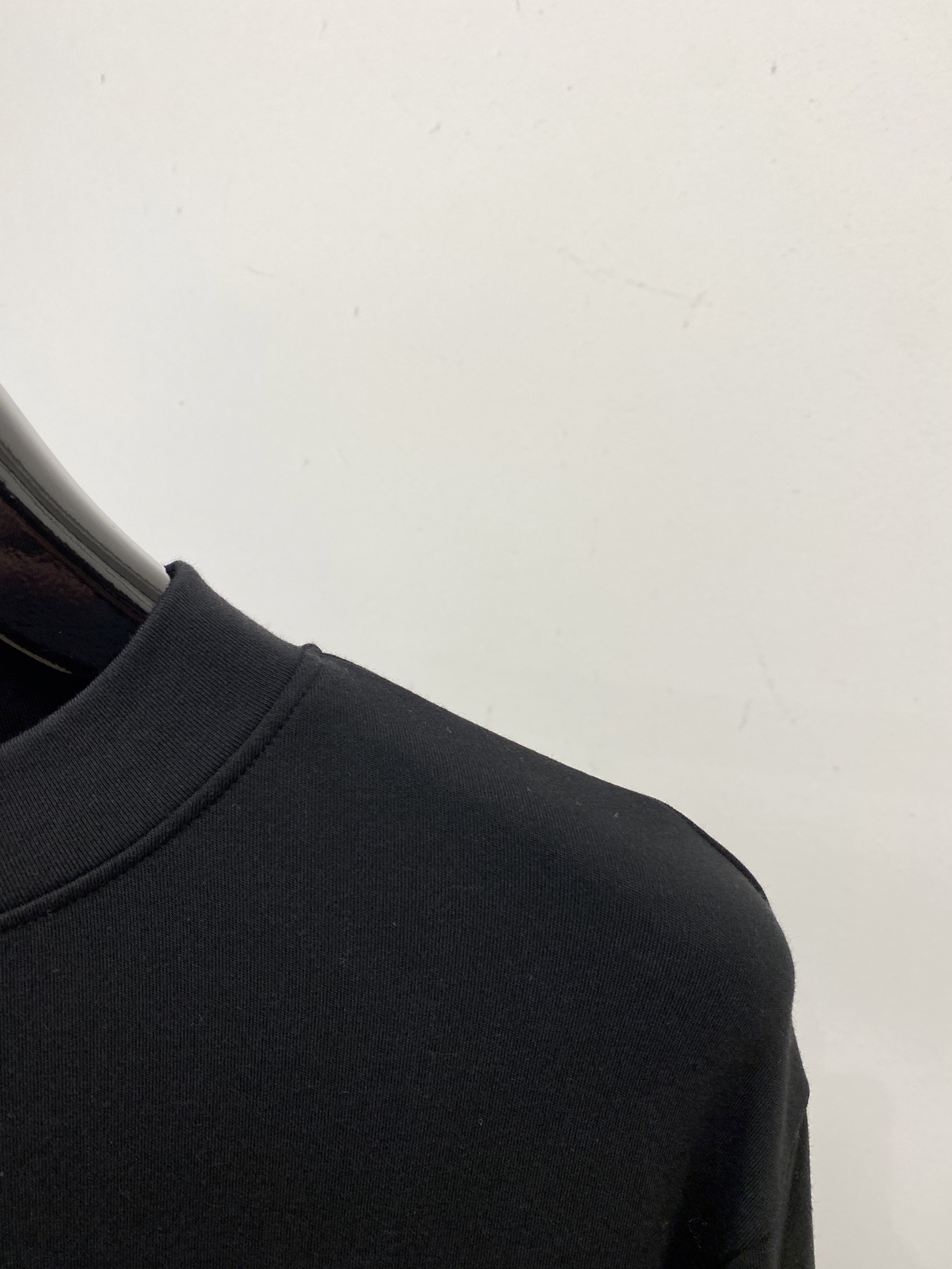 路易威登、2025新品长袖卫衣，帅气时尚，胸口顶级印胶字母logo，简约百搭款。面料棉 不仅挺括，保持潮