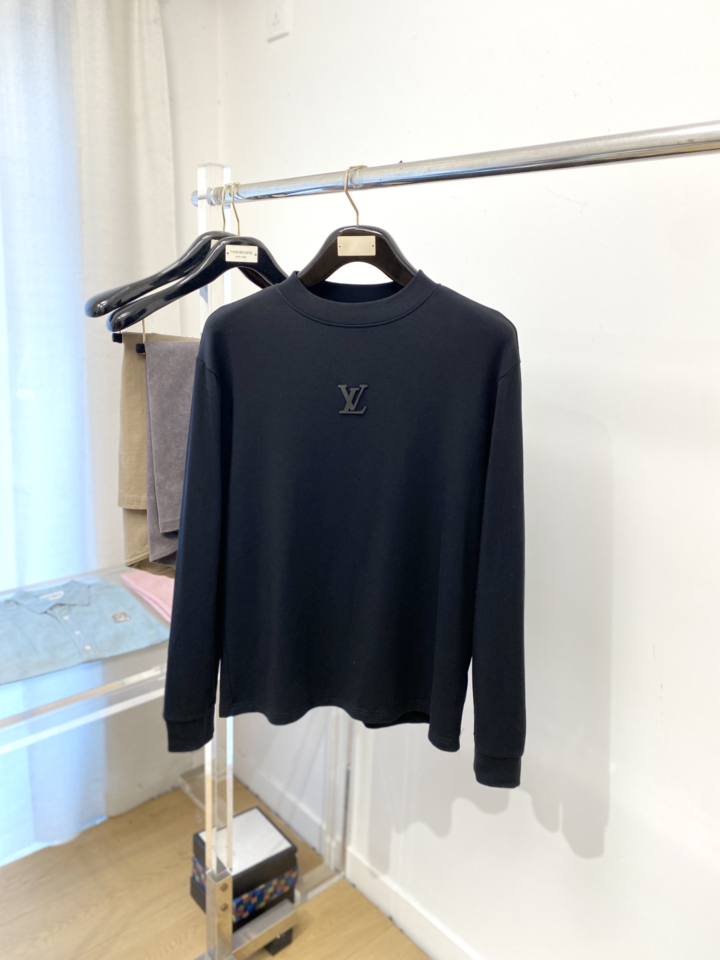 路易威登、2025新品长袖卫衣，帅气时尚，胸口顶级印胶字母logo，简约百搭款。面料棉 不仅挺括，保持潮