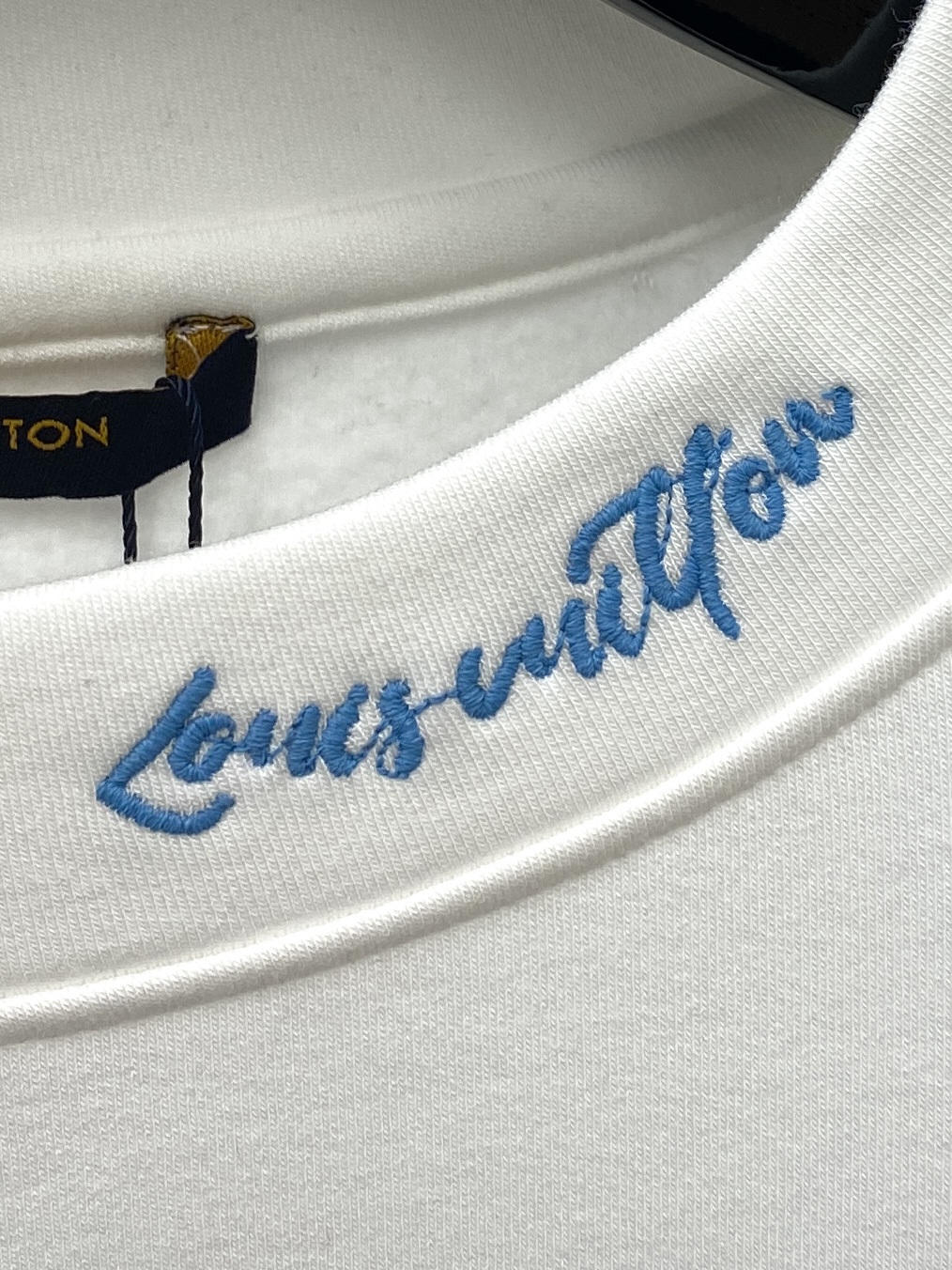 路易威登、2025新品长袖卫衣，帅气时尚，胸前精致刺绣字母logo，简约百搭款。面料棉 不仅挺括，保持潮