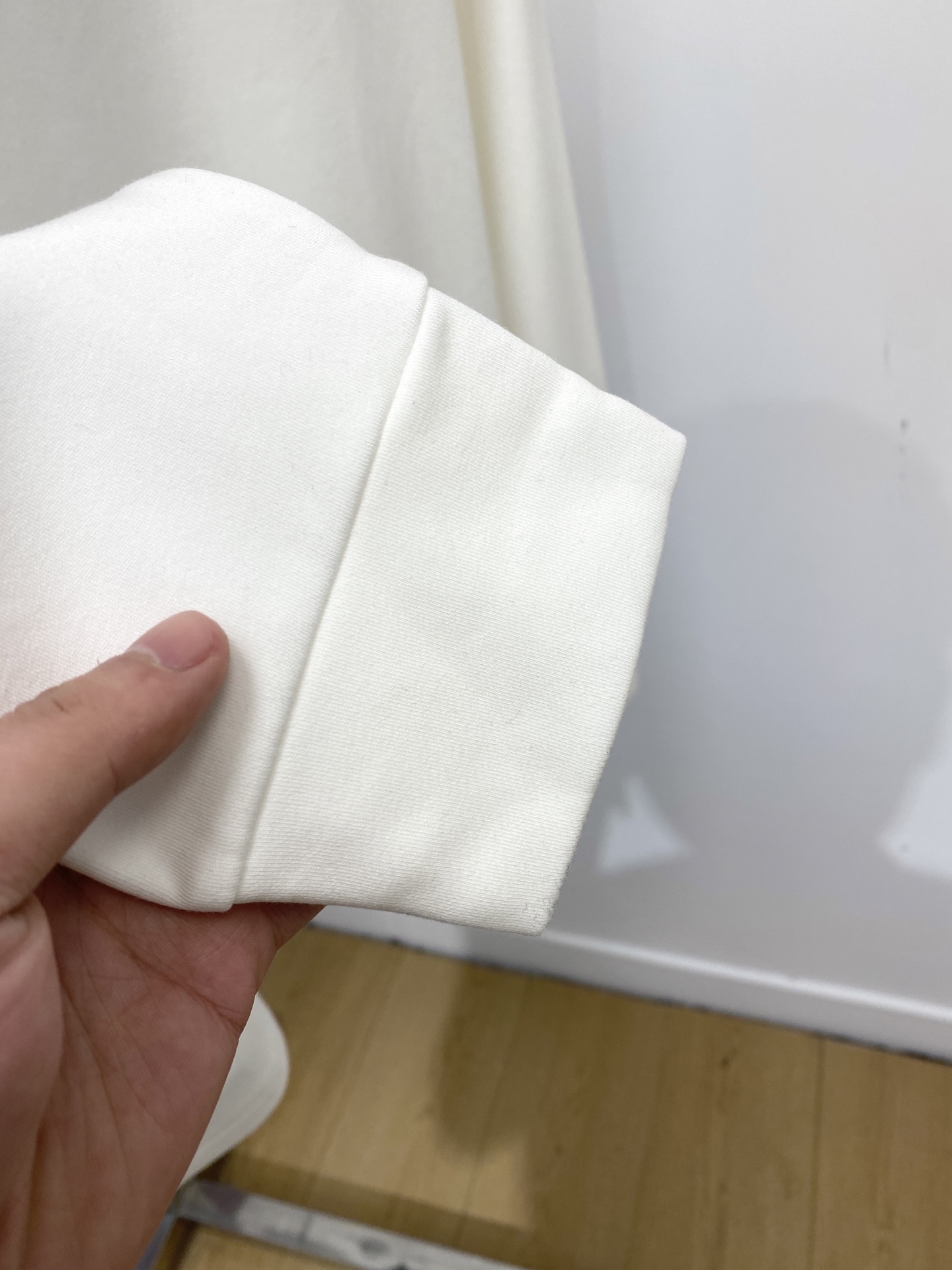 路易威登、2025新品长袖卫衣，帅气时尚，胸前精致刺绣字母logo，简约百搭款。面料棉 不仅挺括，保持潮