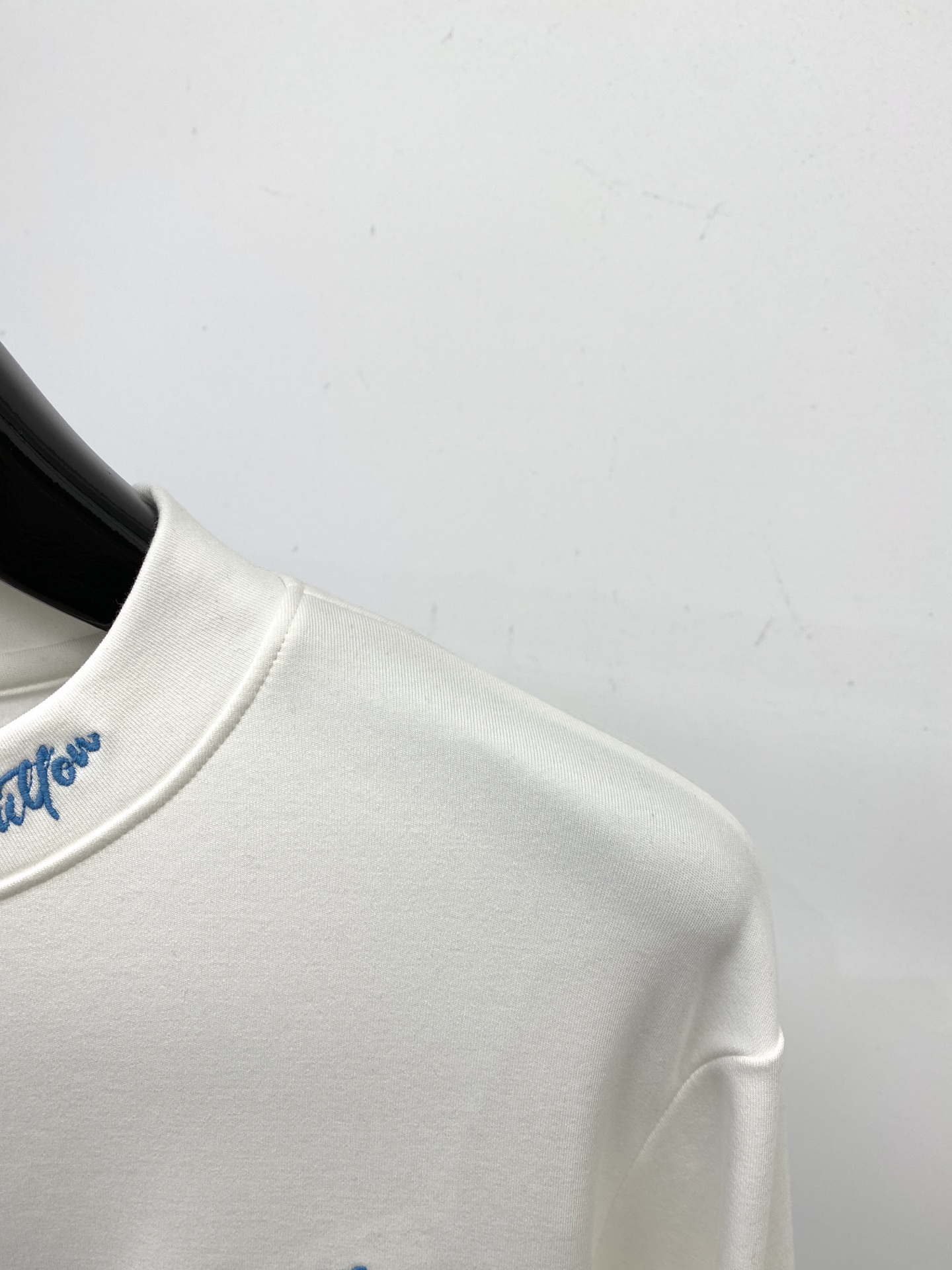 路易威登、2025新品长袖卫衣，帅气时尚，胸前精致刺绣字母logo，简约百搭款。面料棉 不仅挺括，保持潮