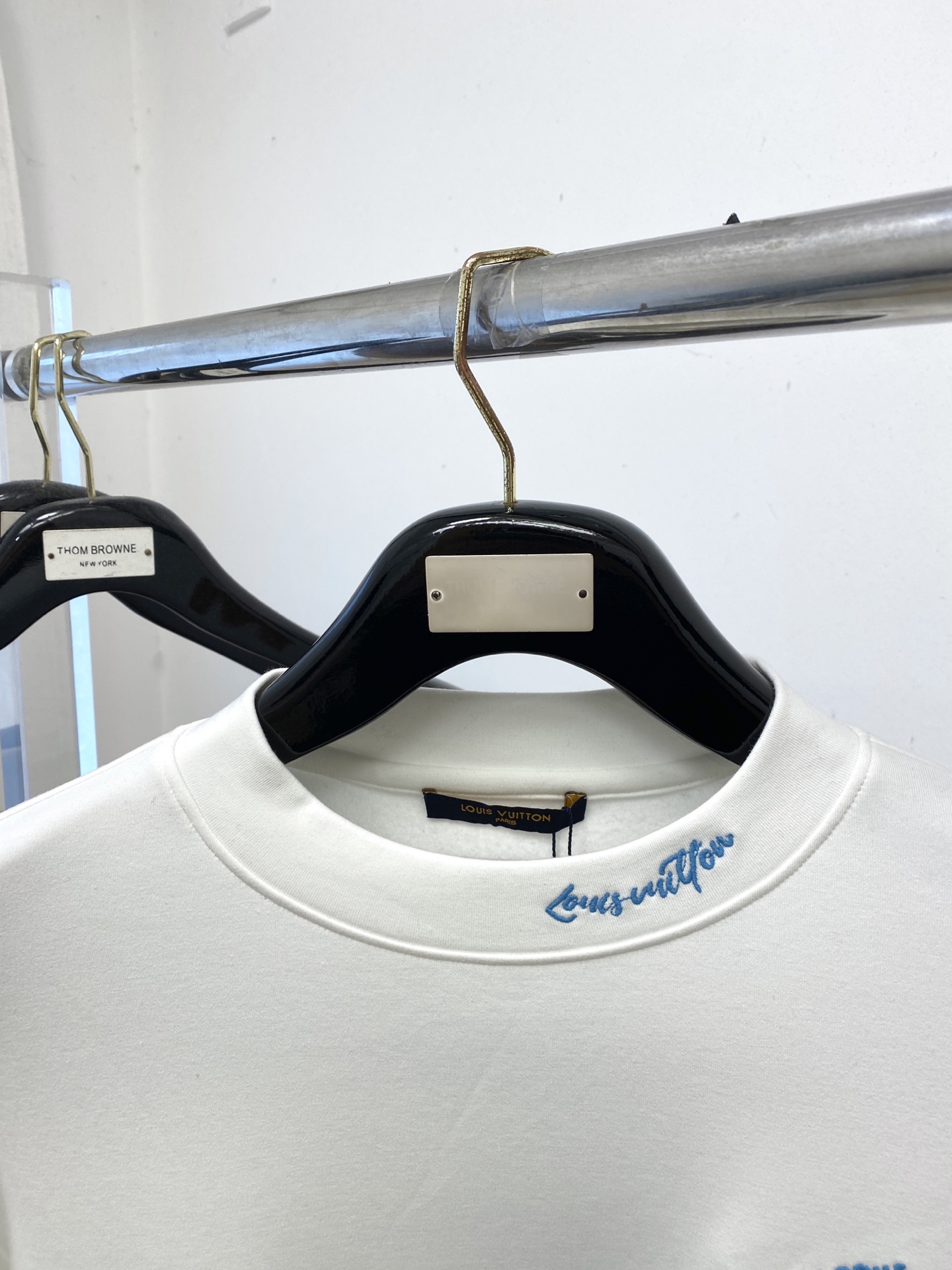 路易威登、2025新品长袖卫衣，帅气时尚，胸前精致刺绣字母logo，简约百搭款。面料棉 不仅挺括，保持潮