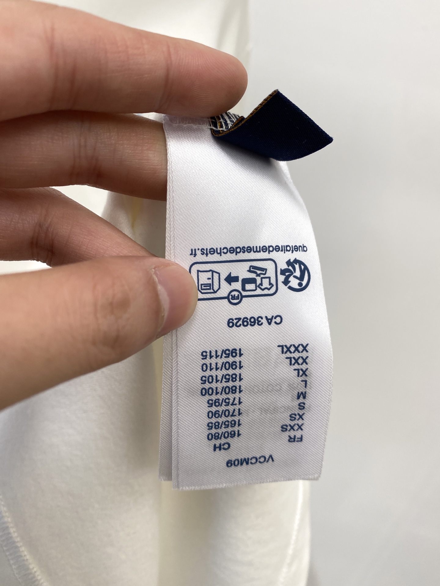 路易威登、2025新品长袖卫衣，帅气时尚，胸前精致刺绣字母logo，简约百搭款。面料棉 不仅挺括，保持潮