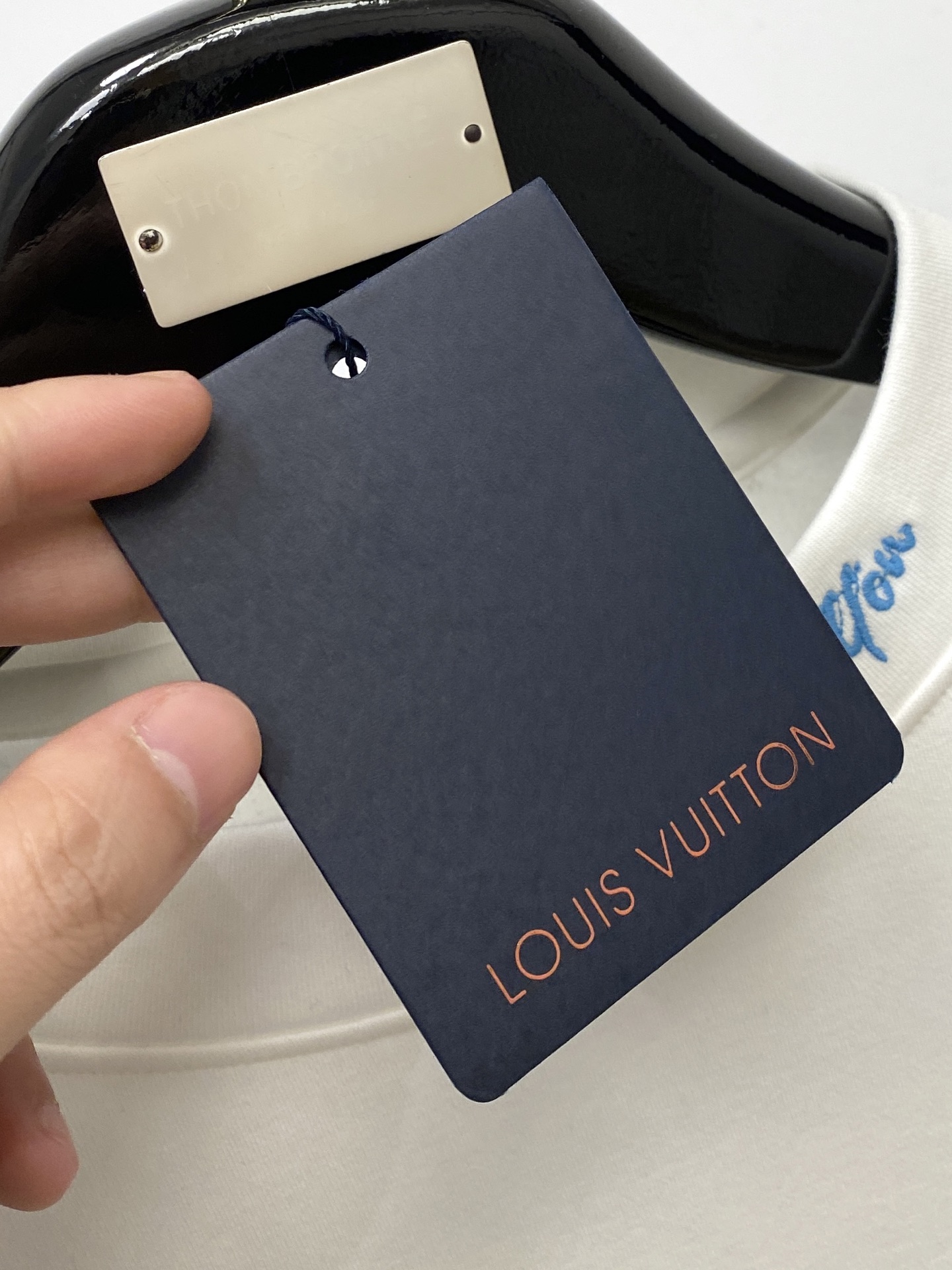 路易威登、2025新品长袖卫衣，帅气时尚，胸前精致刺绣字母logo，简约百搭款。面料棉 不仅挺括，保持潮