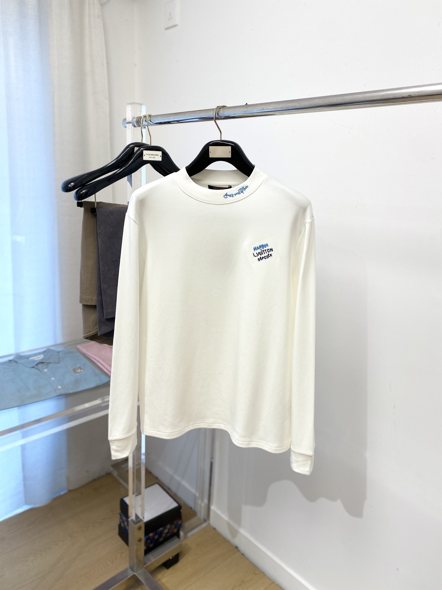 路易威登、2025新品长袖卫衣，帅气时尚，胸前精致刺绣字母logo，简约百搭款。面料棉 不仅挺括，保持潮